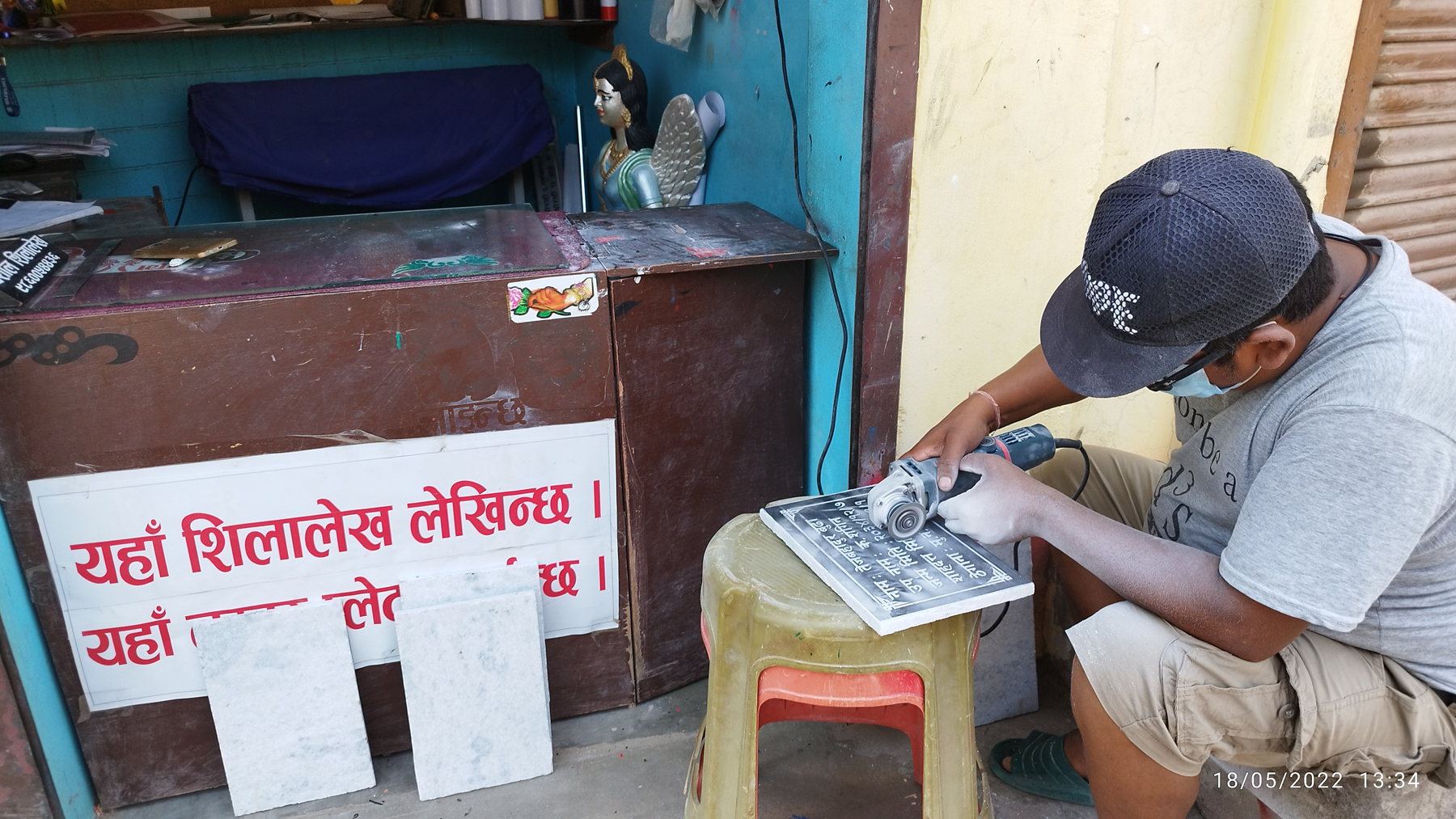 शिलपत्रमा अक्षर कोर्दै