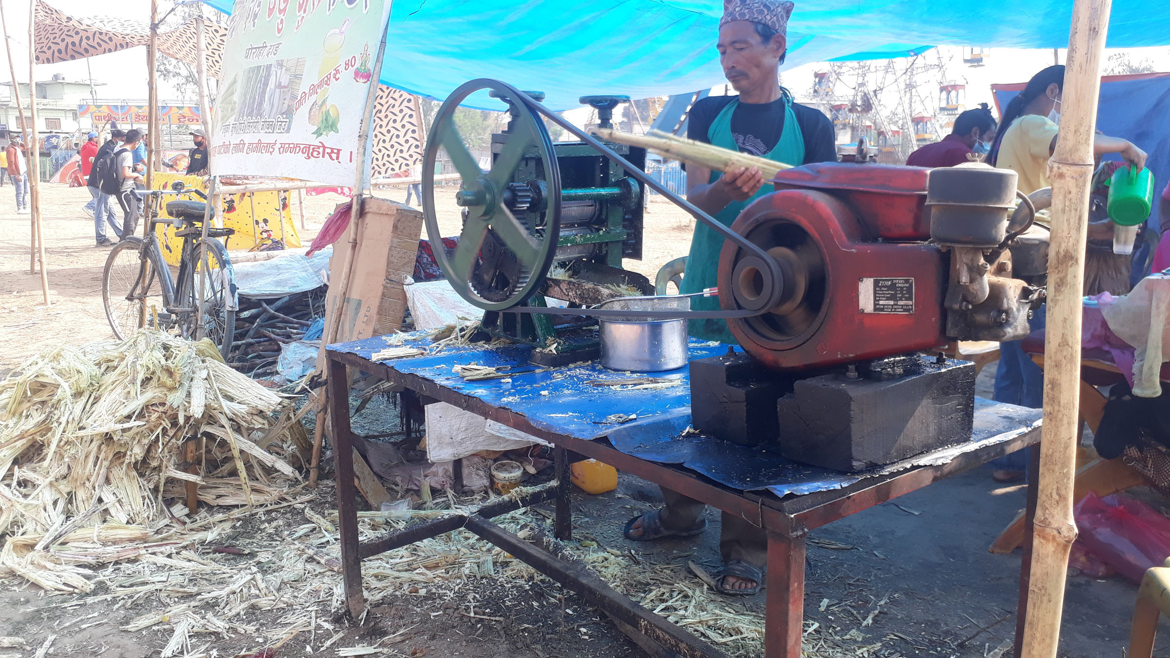 मेलामा उखुको जुस बेच्दै, एक गिलासको ४० रुपैयाँ