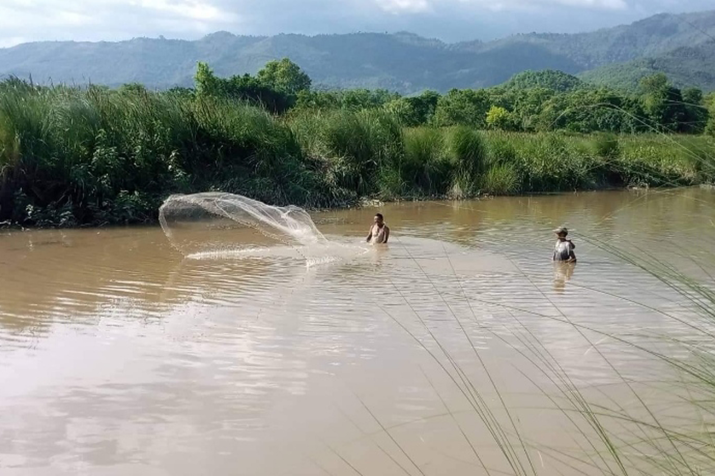माछा मार्दै