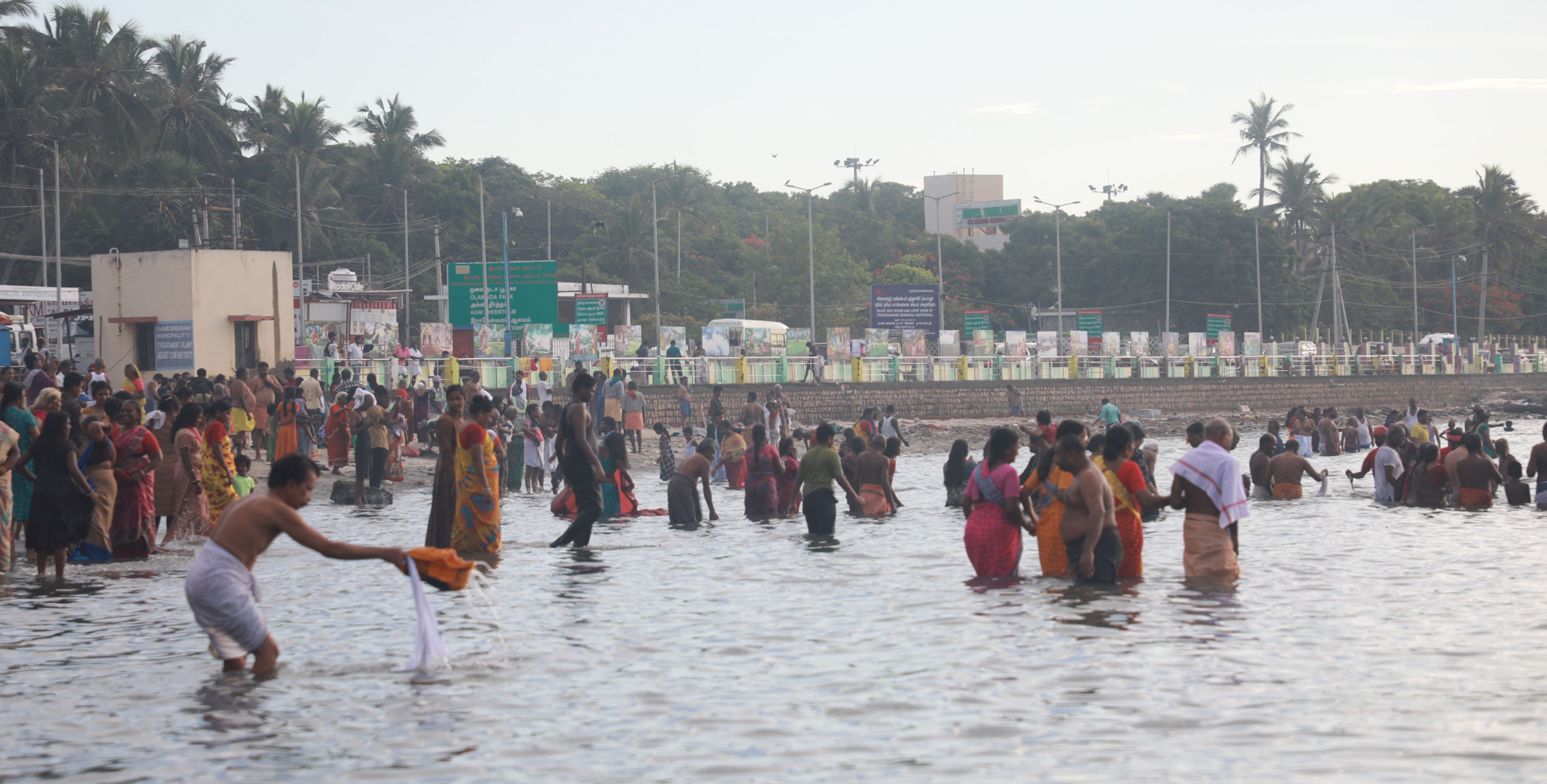 समुद्रमा भक्तजन नुहाउँदै