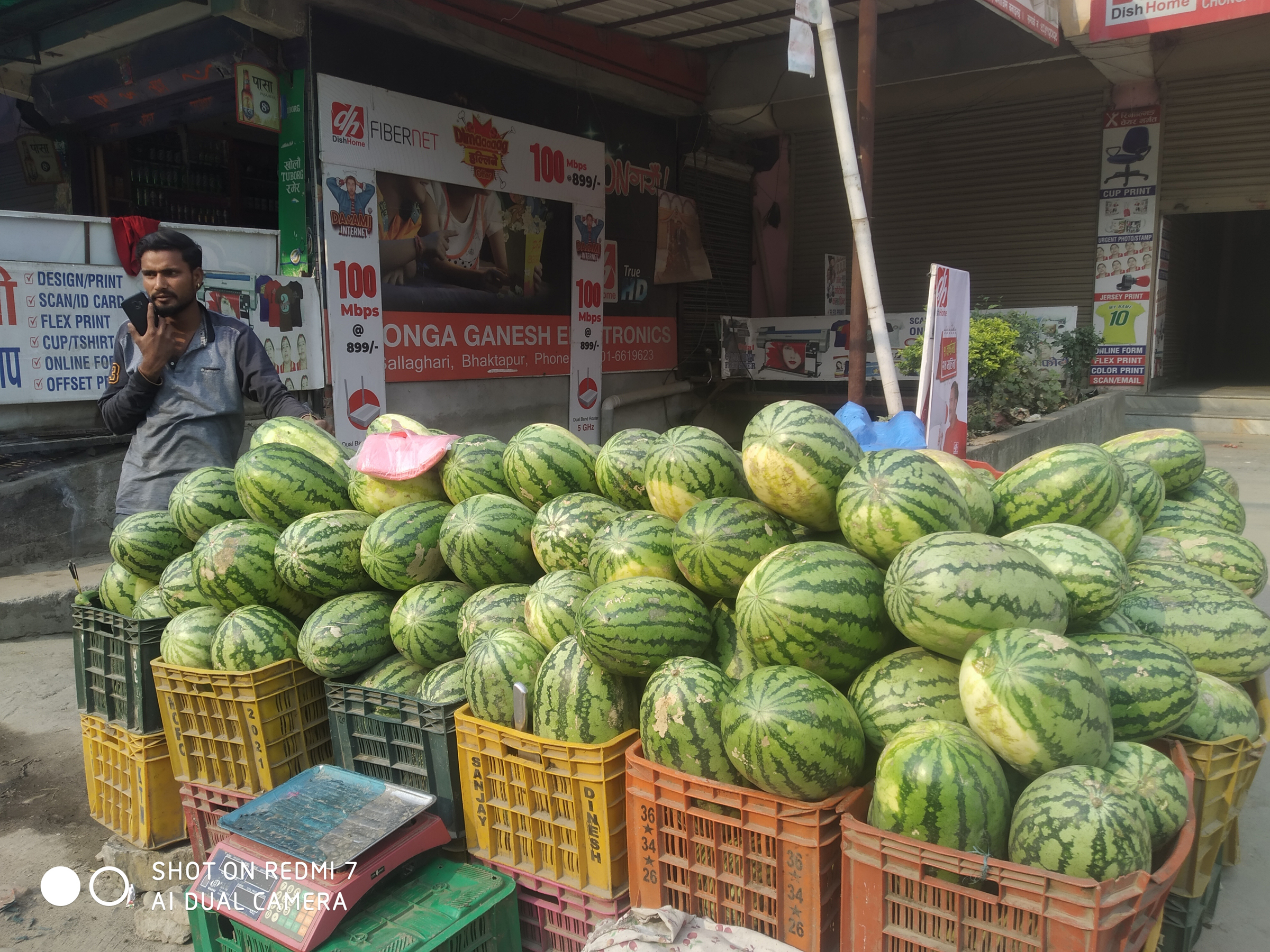 खर्बुजा बेच्दै व्यापारी