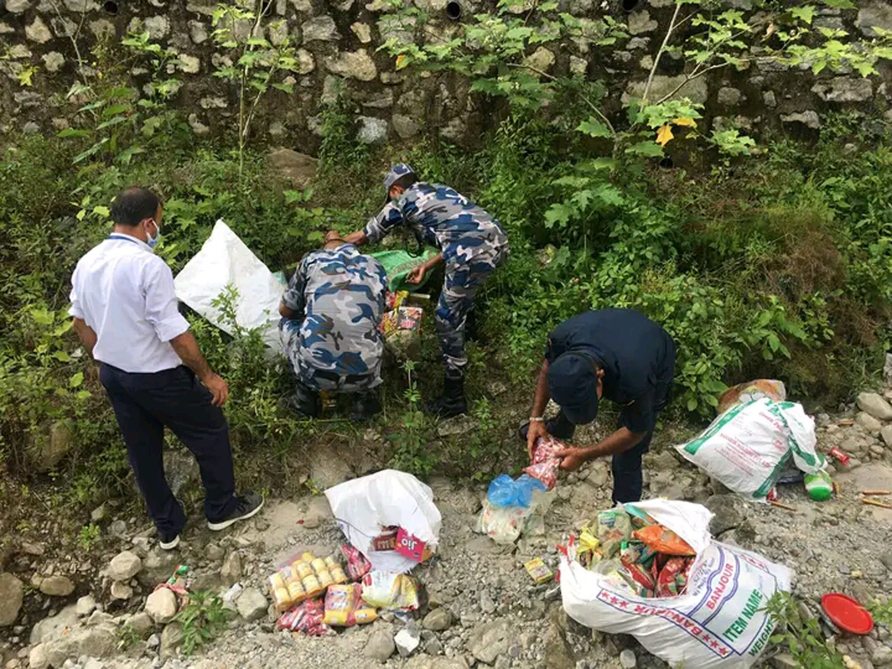अखाद्य सामग्री नष्ट गर्दै