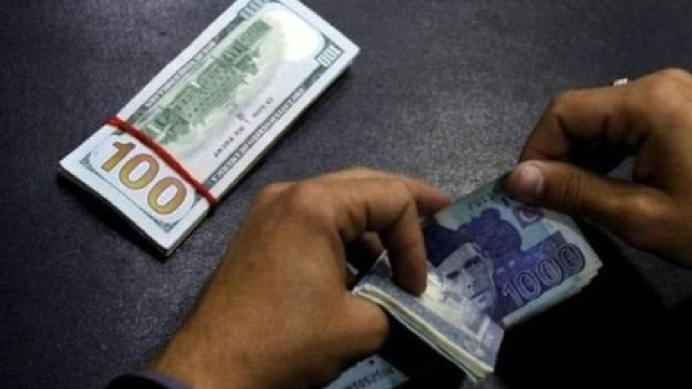 पाकिस्तानी रुपियाँको मूल्य घटेको घट्यै