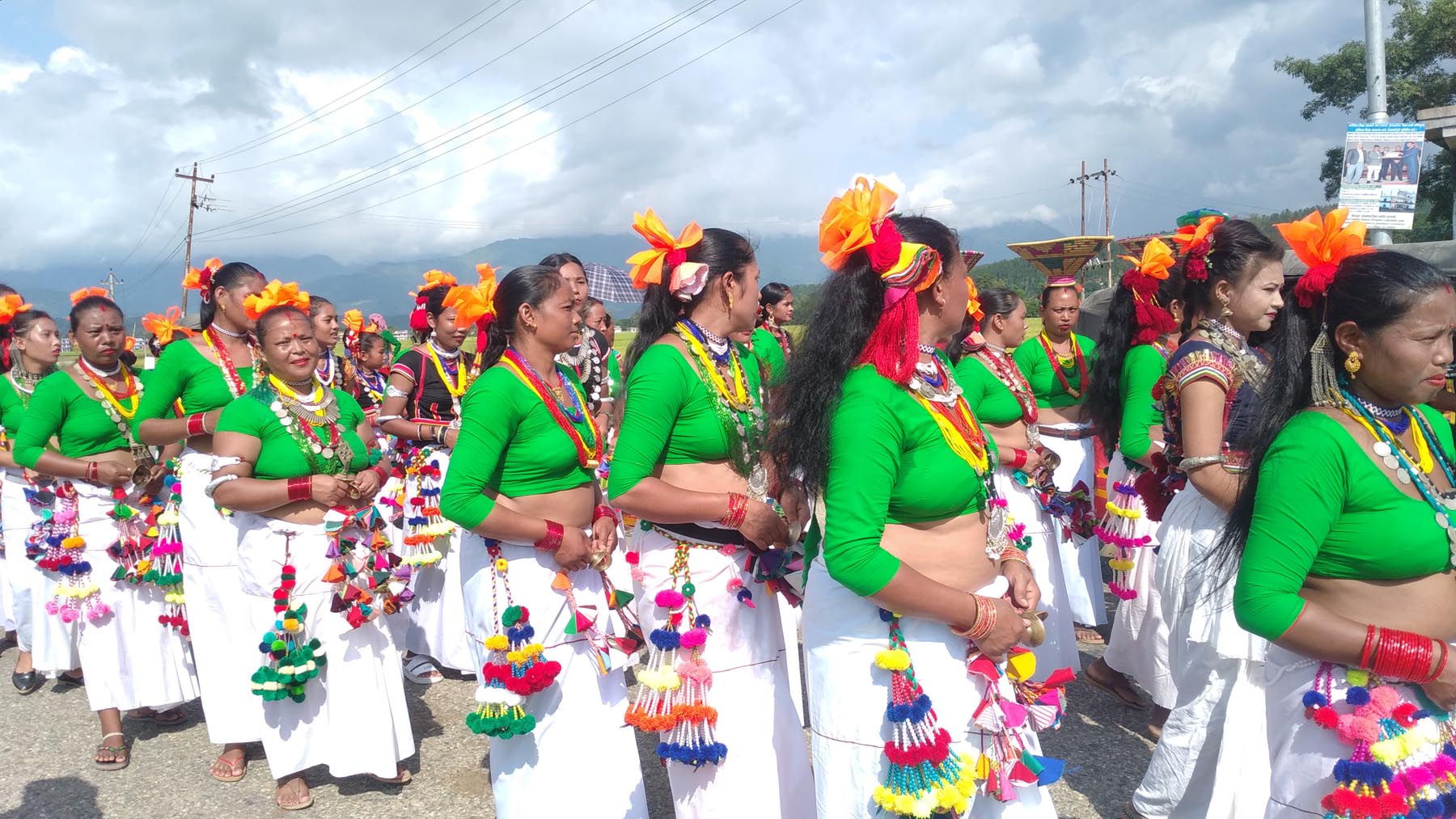 थारु पोशाकमा सजिएका महिलाहरु