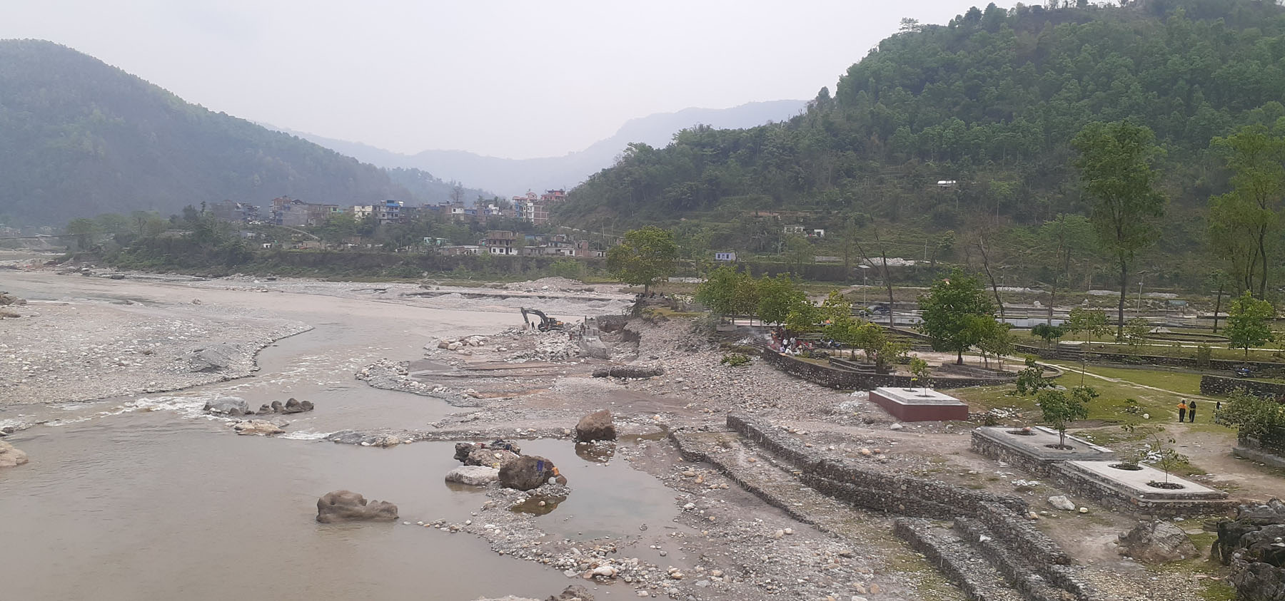 नदी किनारमा चौतारा