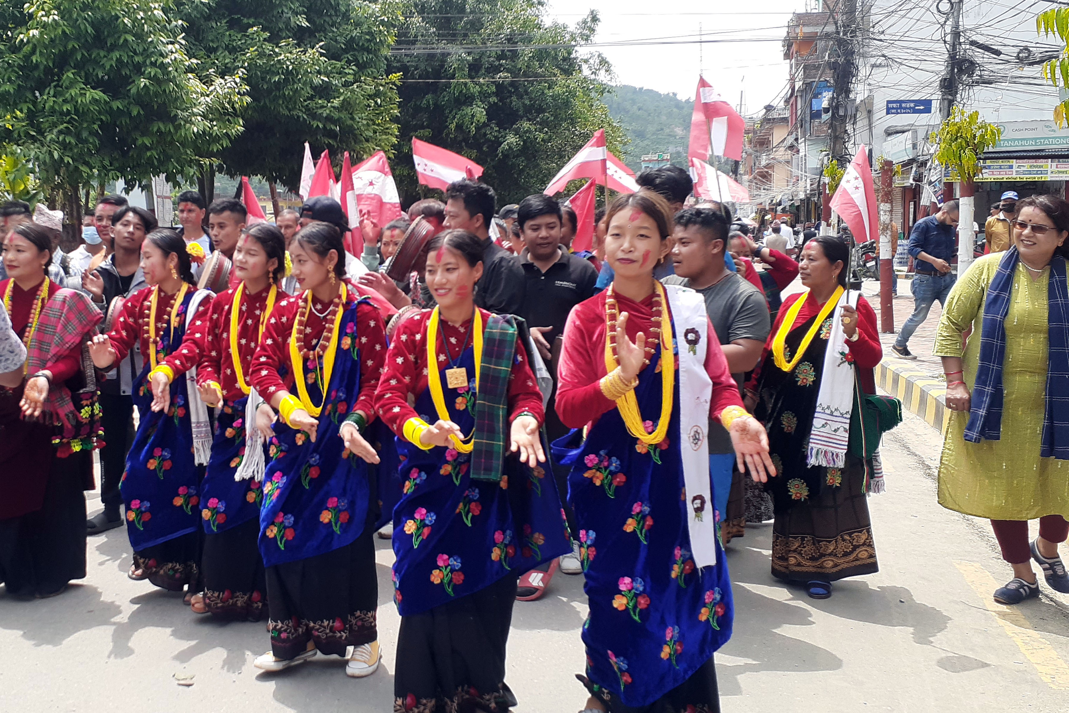 विजयी र्‍यालीमा कौरा नृत्य प्रस्तुत