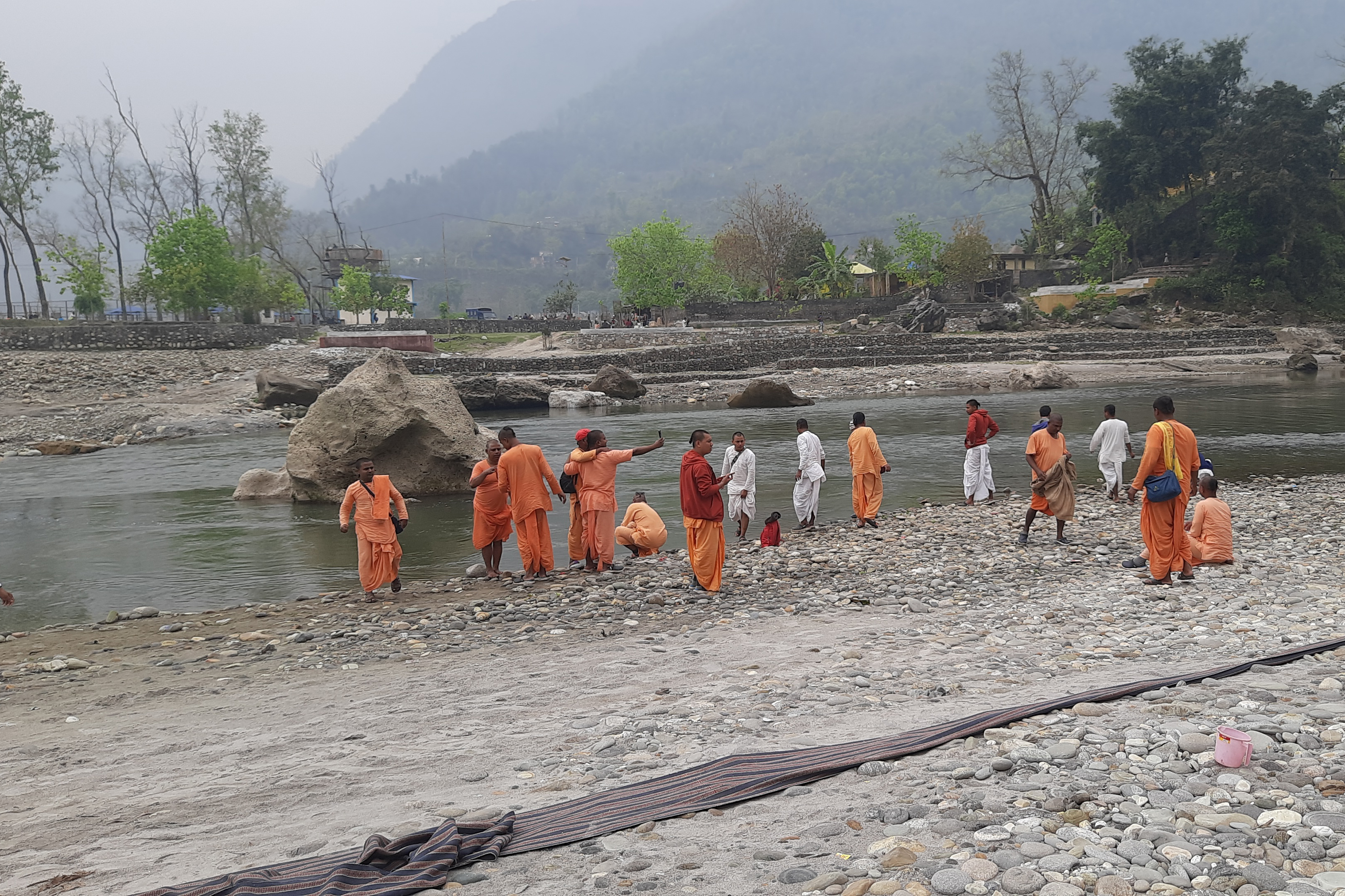 व्यासभूमिमा रमाउँदै बाह्य पर्यटक