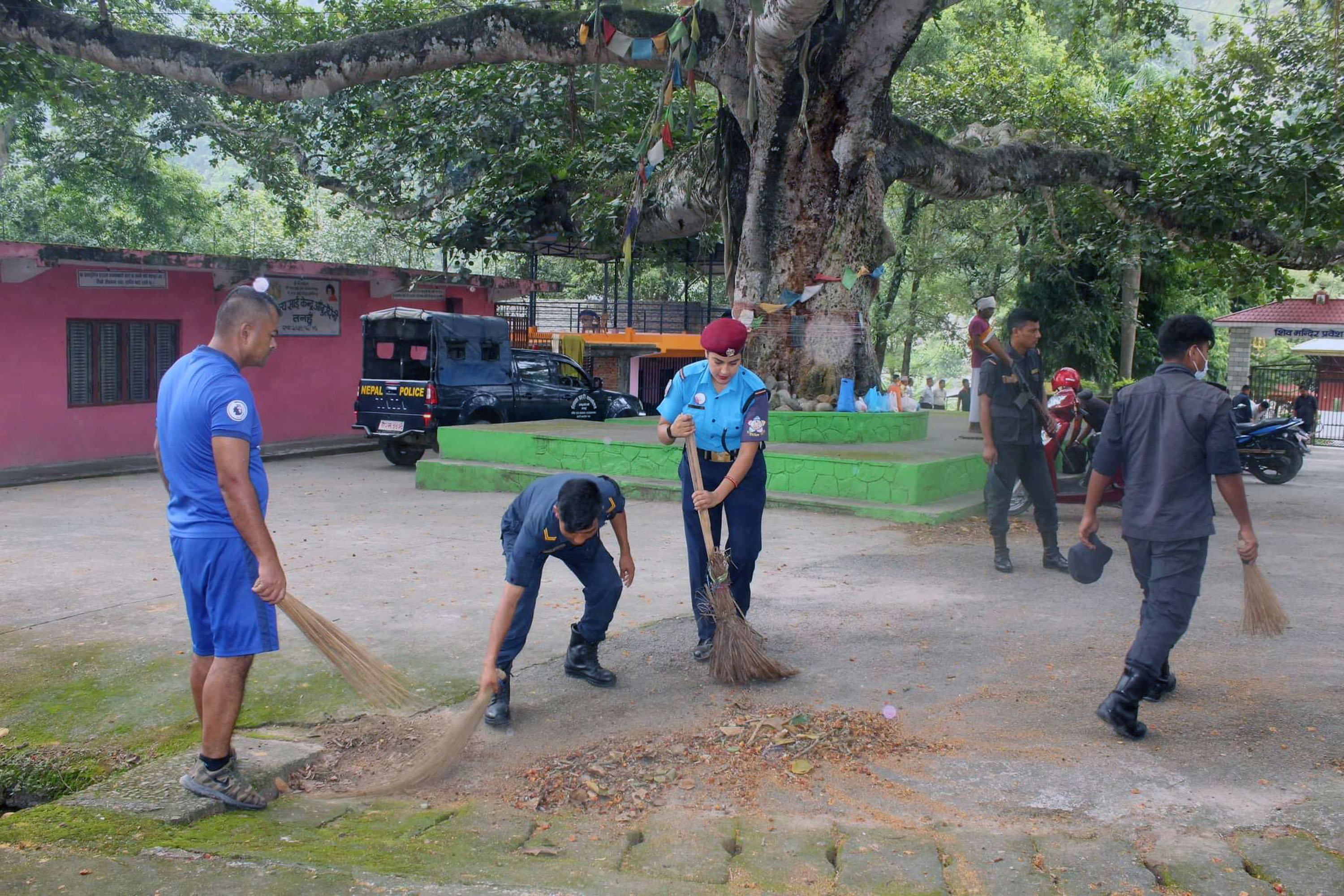 मन्दिर परिसरमा सरसफाई