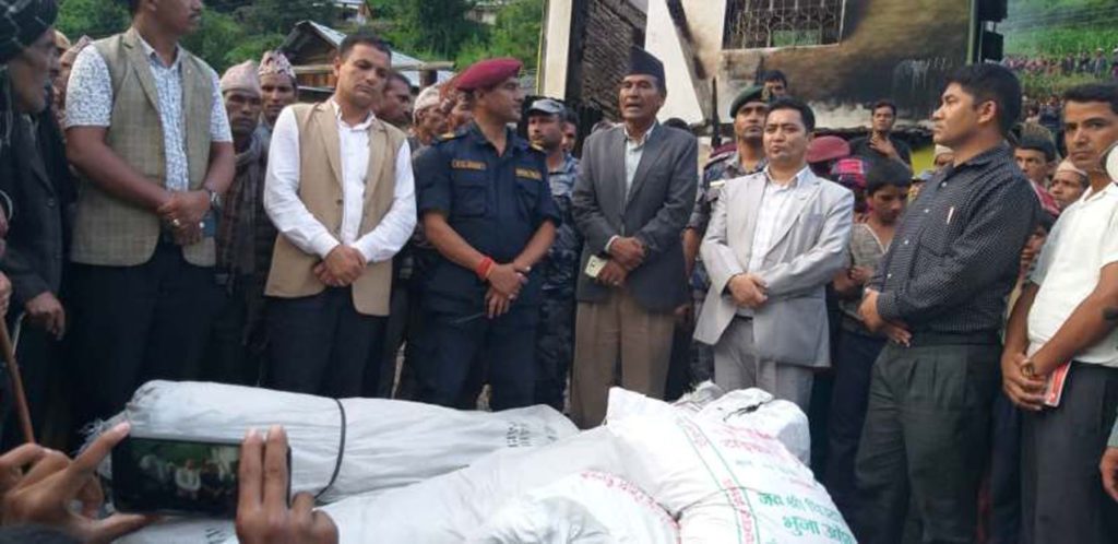 अग्निपीडितका लागि राहत लिएर गोठीगाउँमा पुगे कानूनमन्त्री