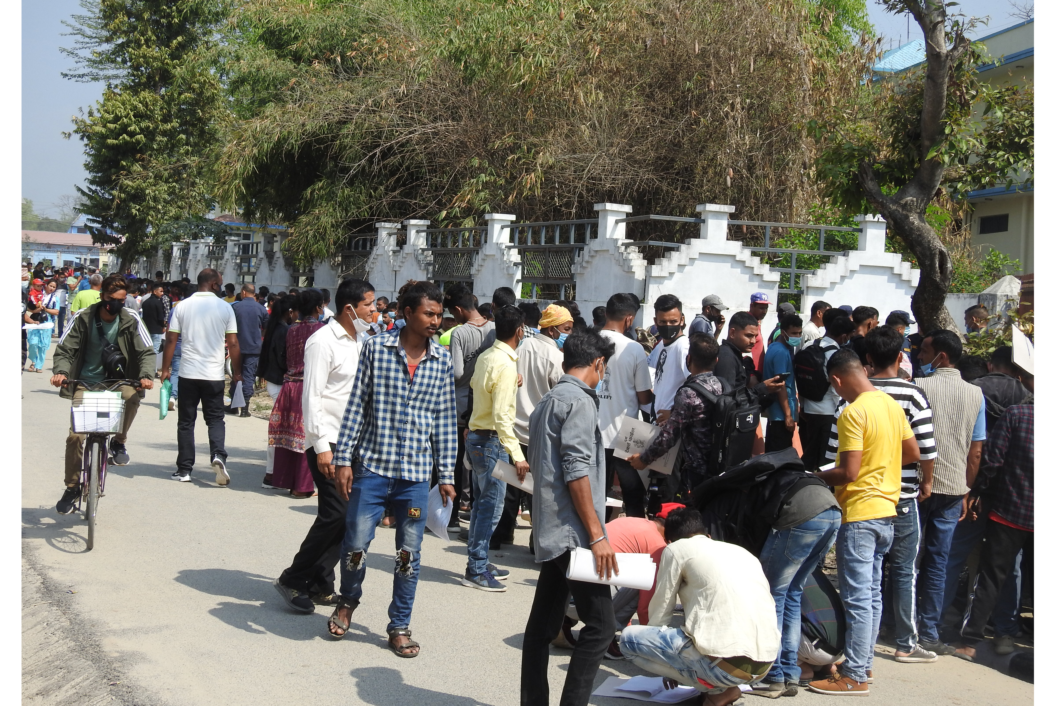 म्यादी प्रहरीका लागि आवेदन दिनेको भीड