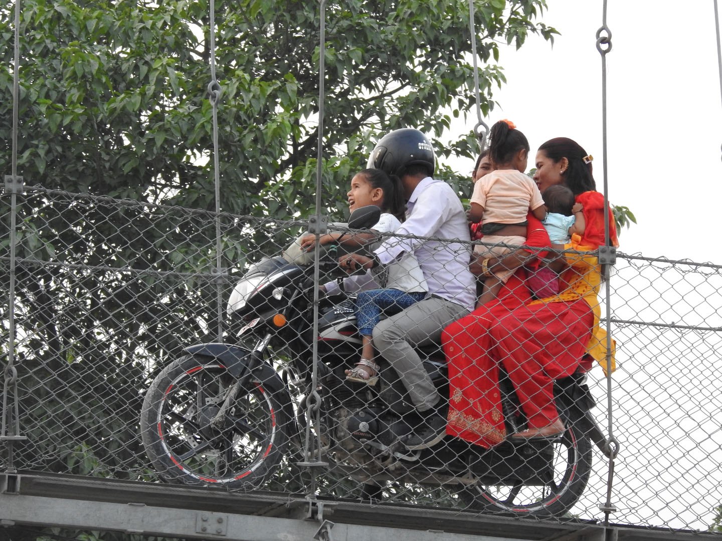जोखिम मोलेर झोलुङ्गेपुलमा यात्रा
