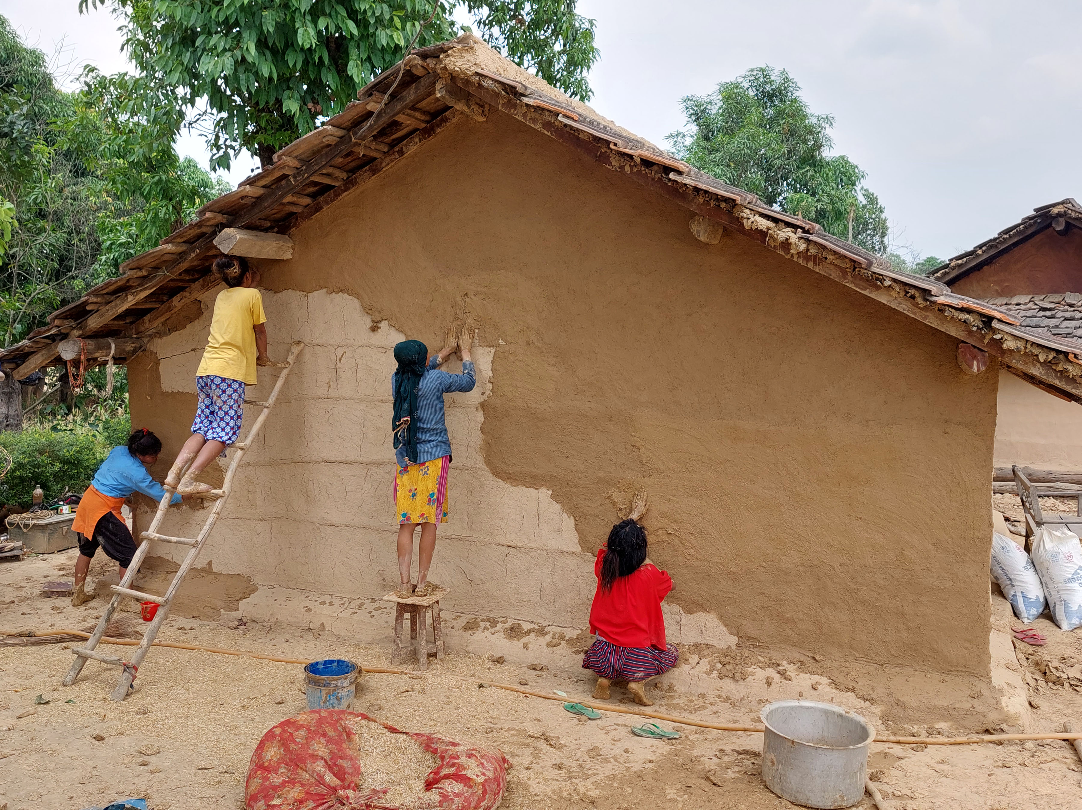 घर लिपपोत गर्दै