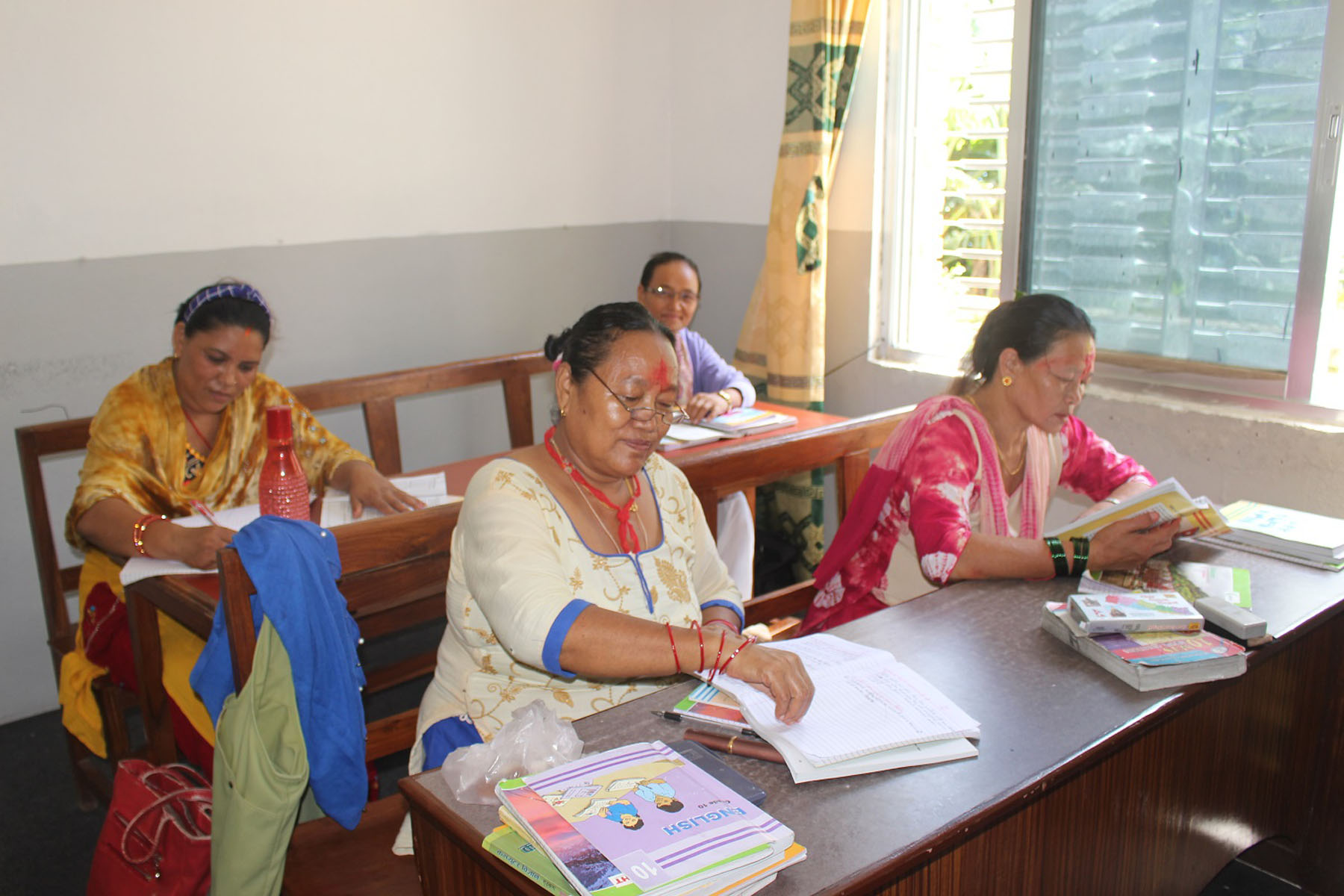 अध्ययन गर्दै प्रौढ महिलाहरु