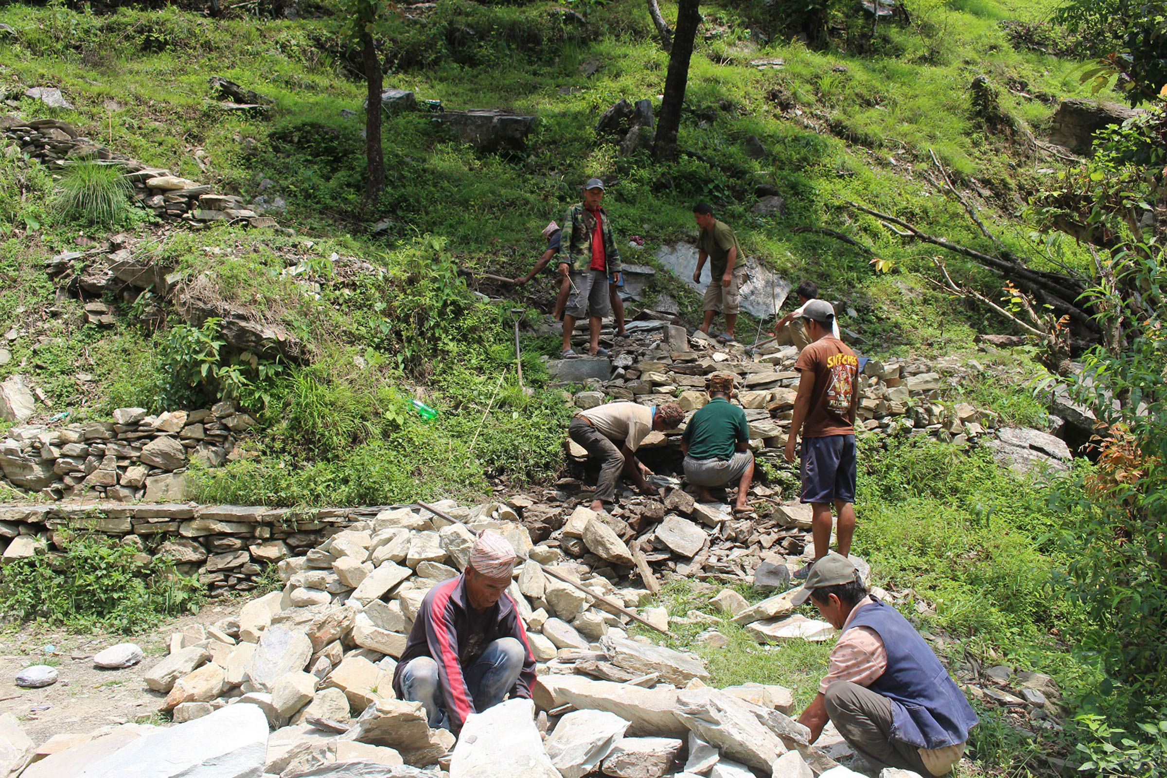 पदमार्ग निर्माण गर्दै स्थानीय