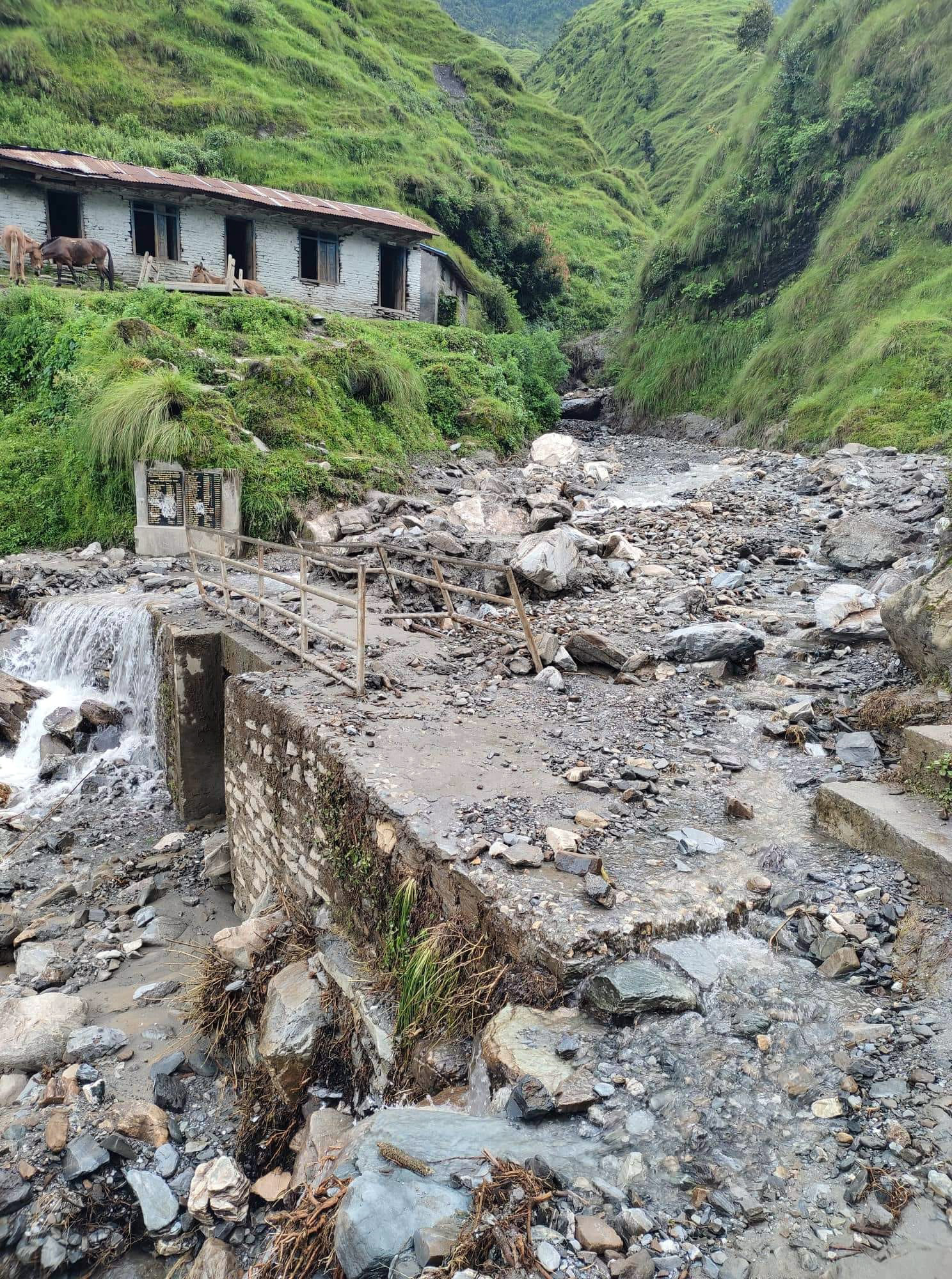 बाढीले पुरिएको कल्भर्ट