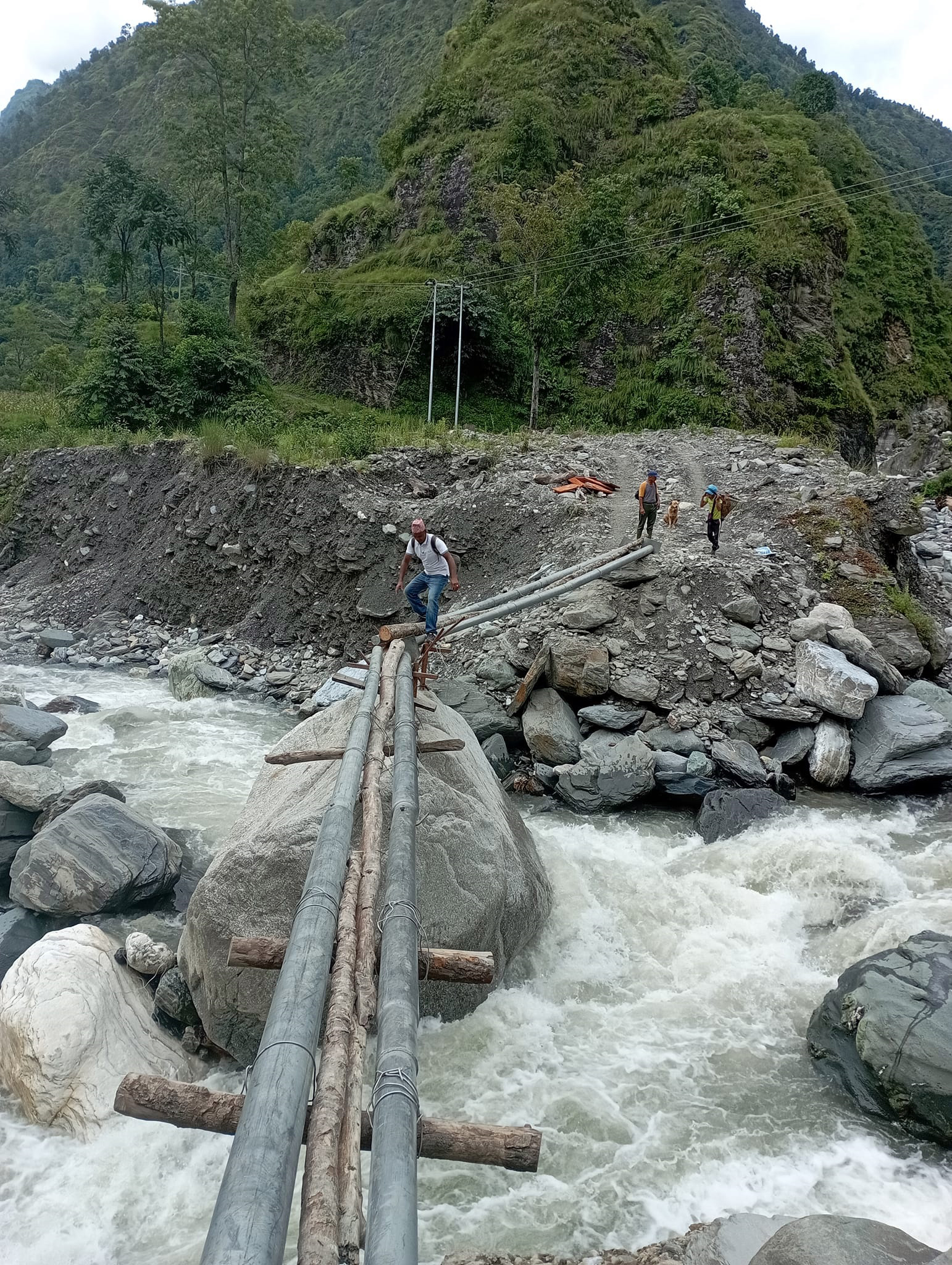 जोखिम मोलेर साँघु तर्दै