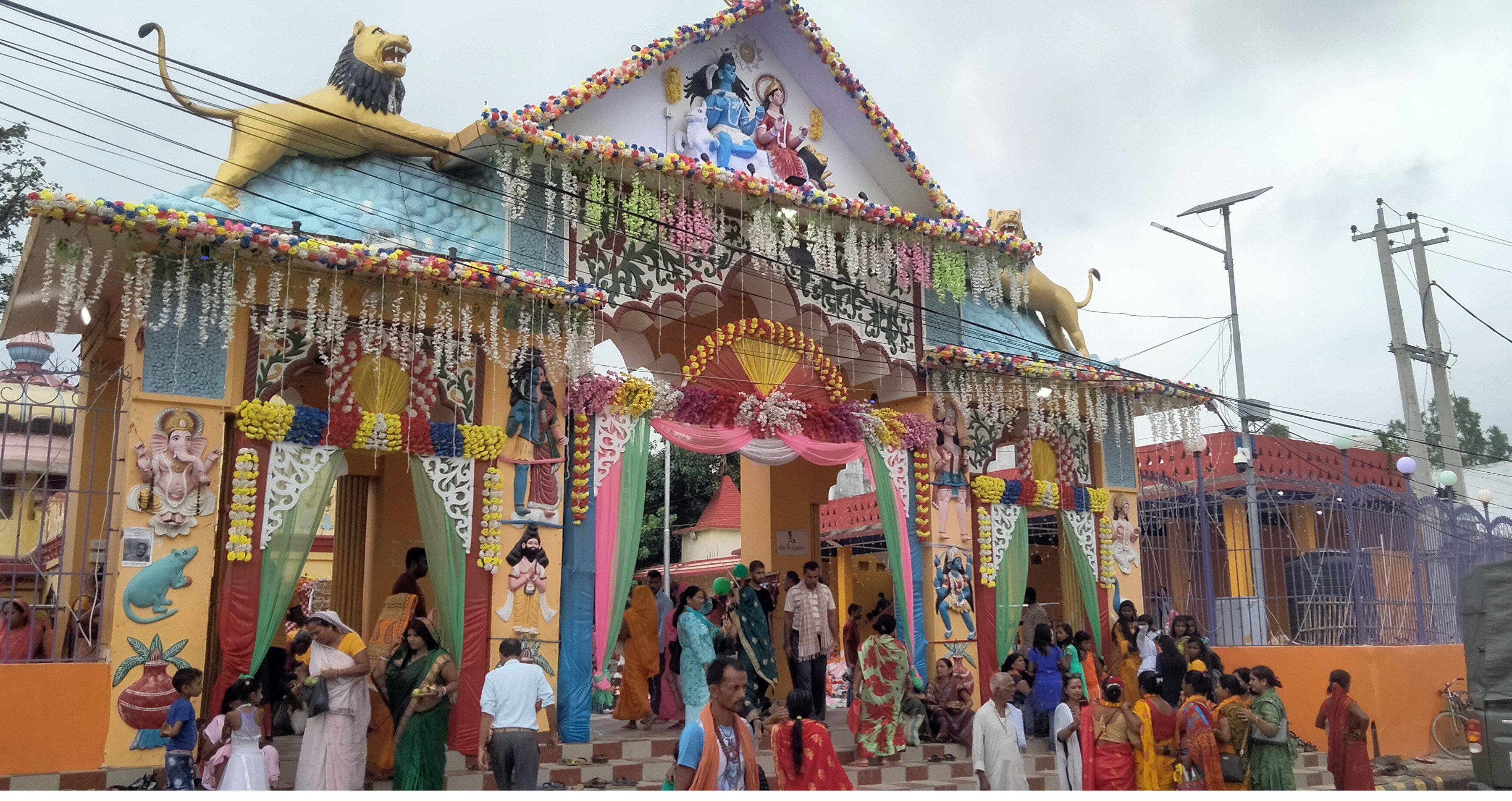 बाबा जलेश्वरनाथ मन्दिरमा भक्तजन