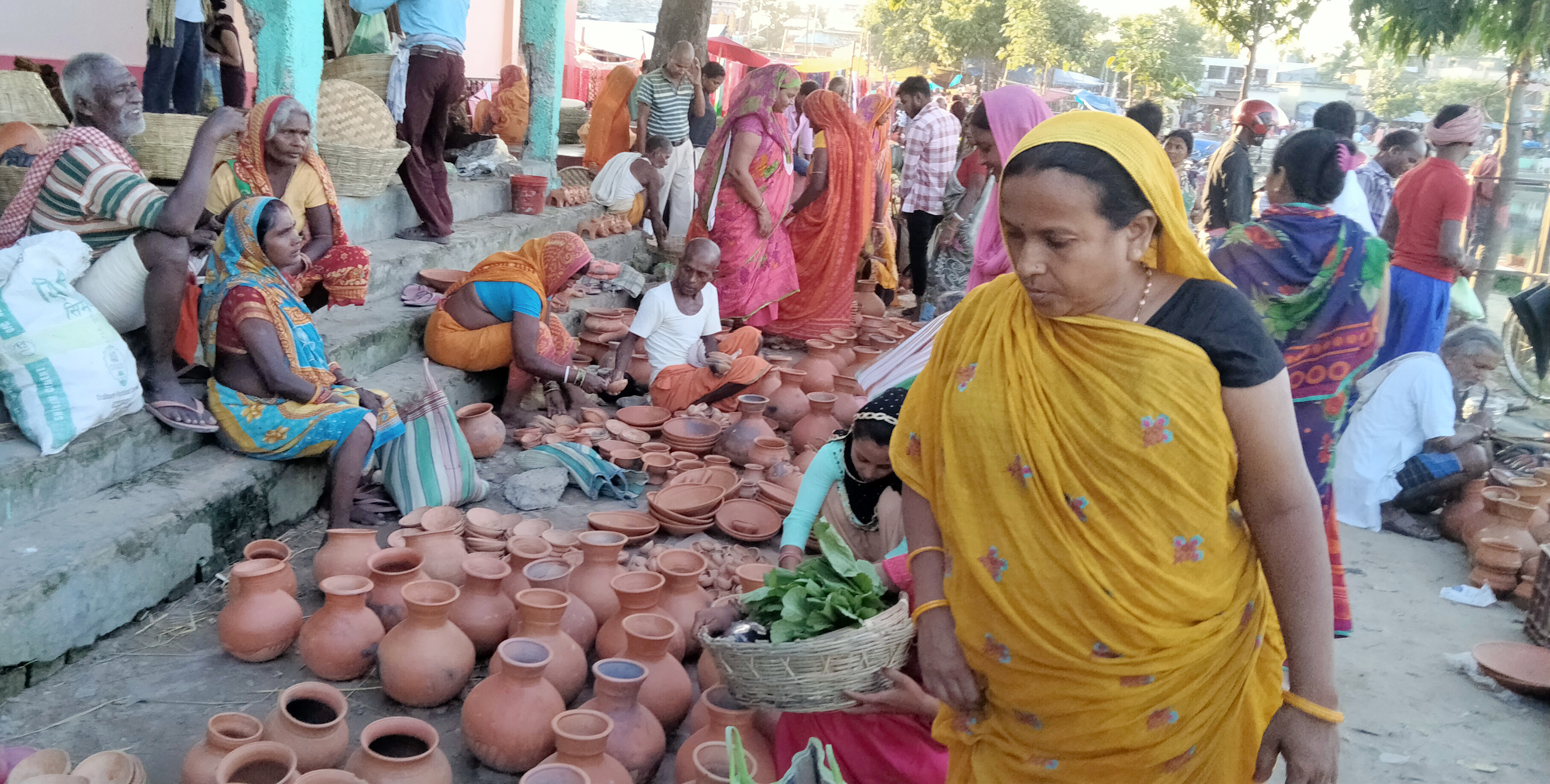 बिक्रीका लागि राखिएका माटाबाट निर्मित सामग्री