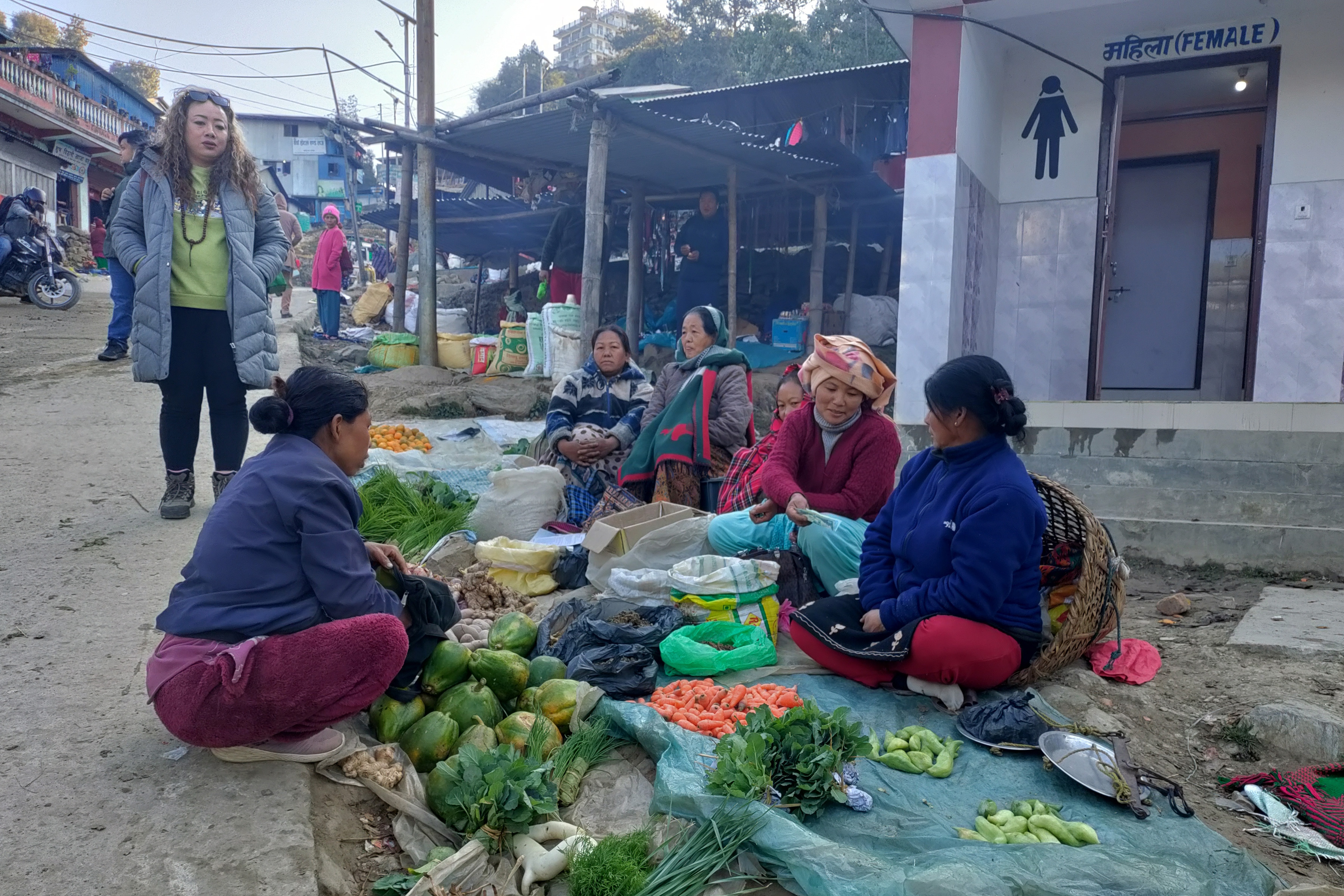बिक्रीका लागि हटियामा राखिएको तरकारी