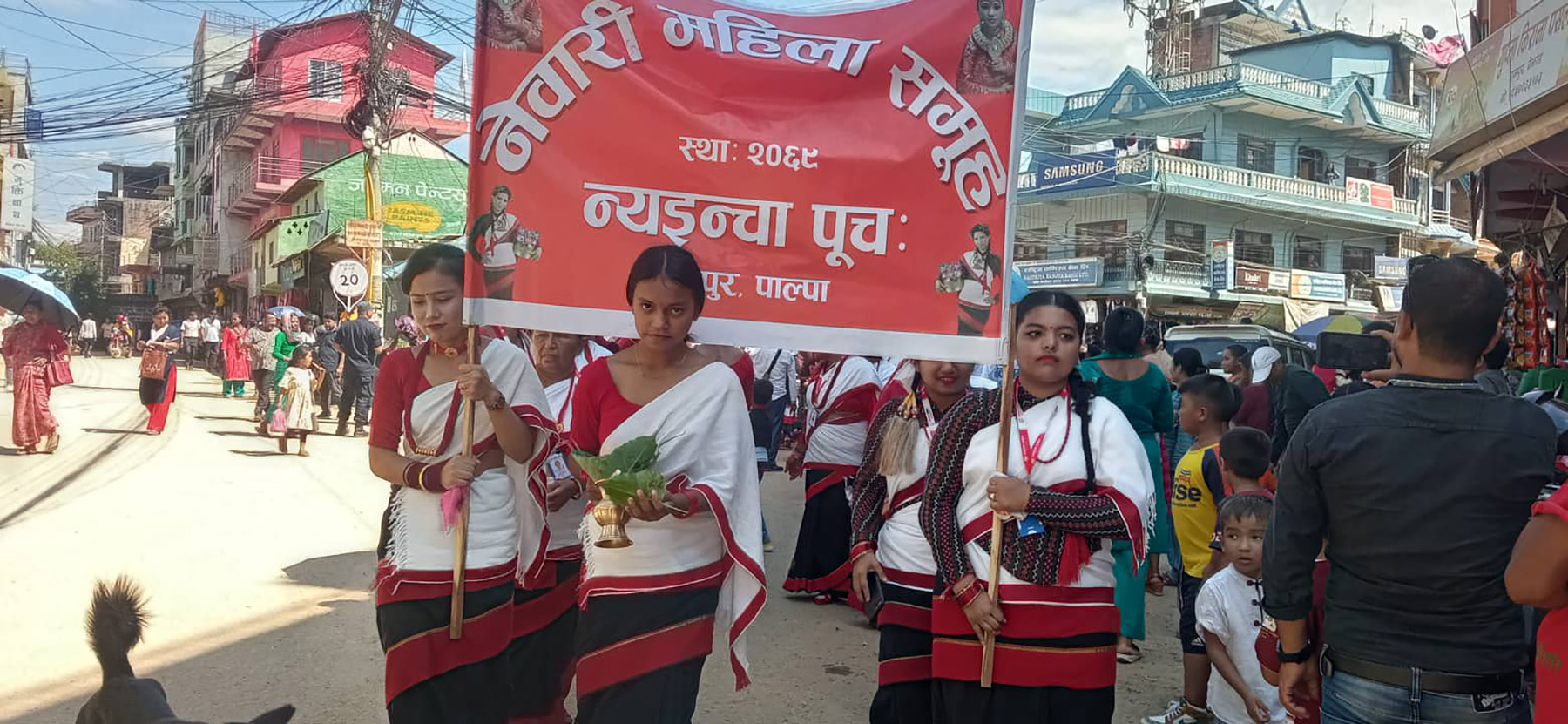 नेवारी पोशाकमा महिला