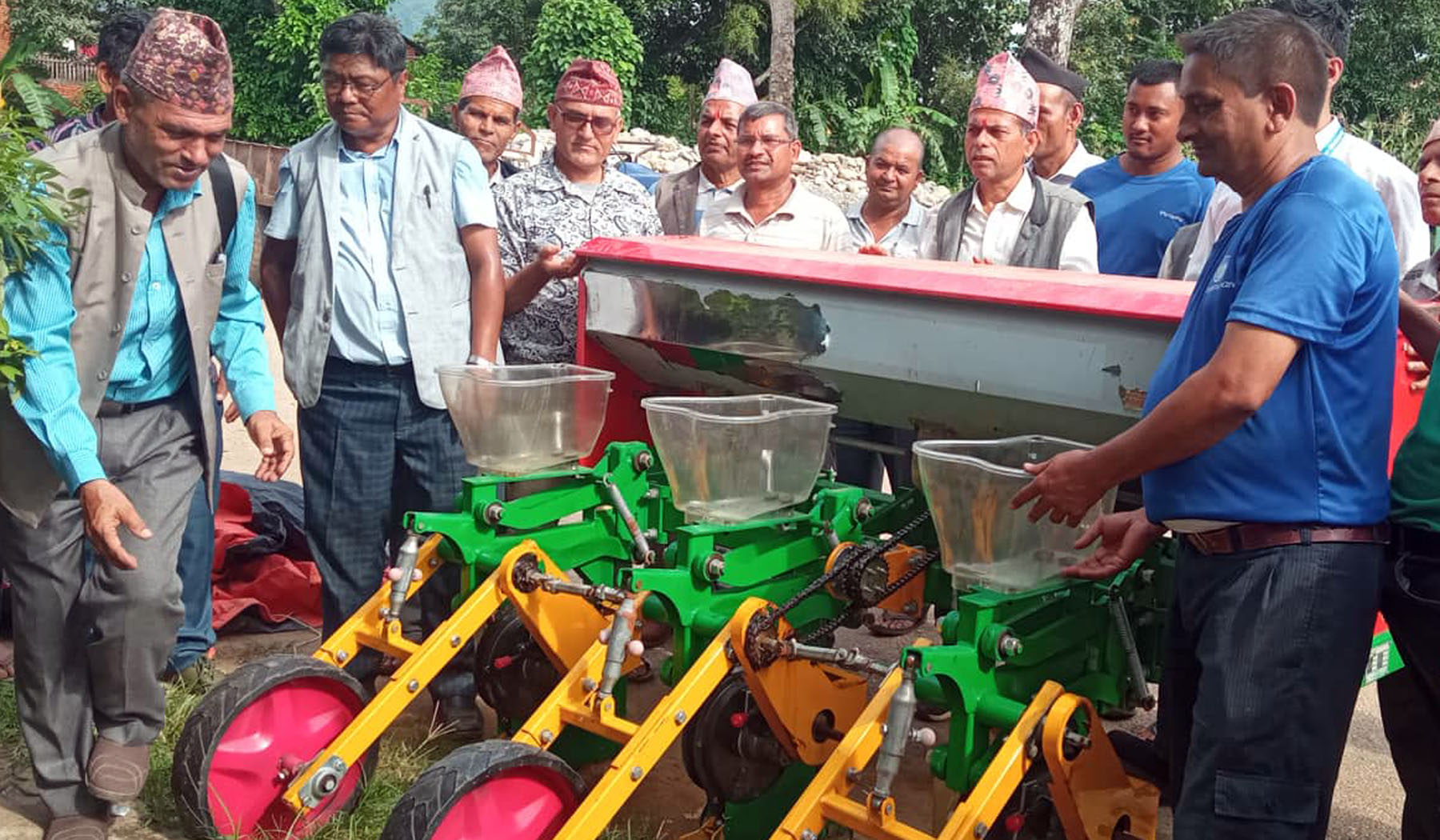 किसानलाई कृषि औजार हस्तान्तरण