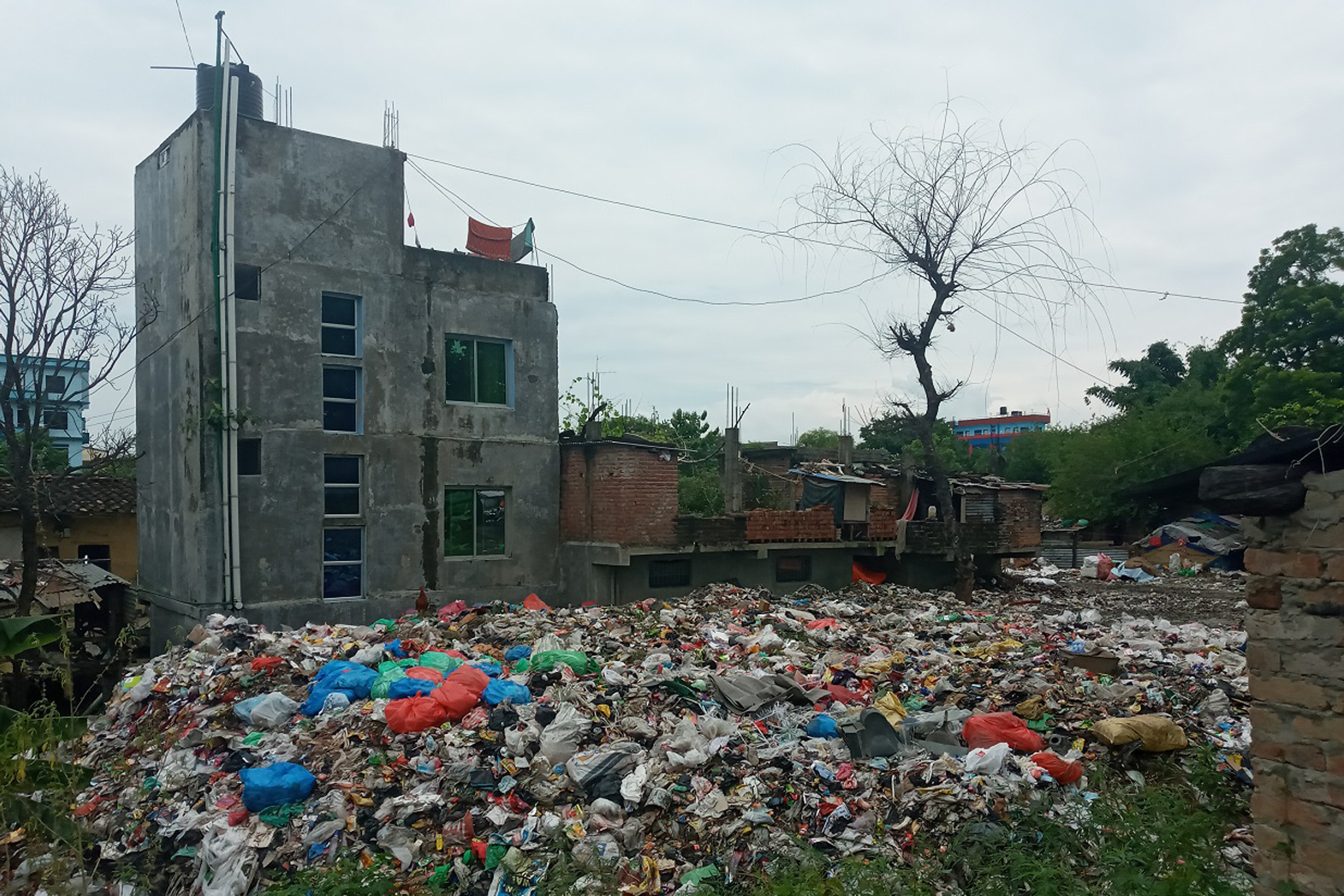 खोलाछेउका घर आगनमै फौहोर व्यवस्थापन