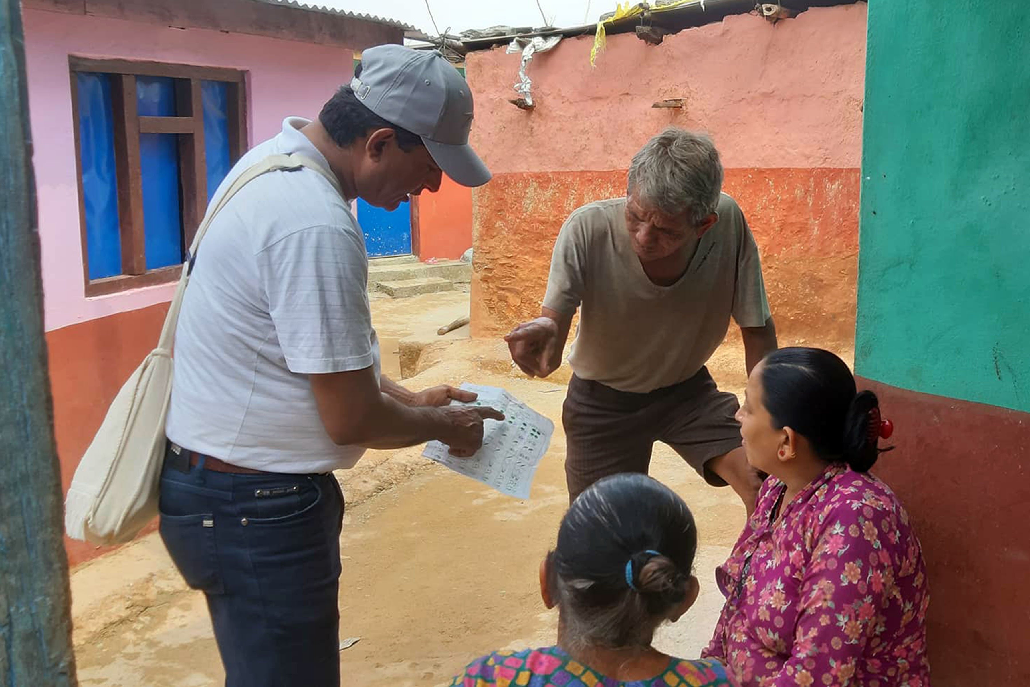 मतदान गर्ने तरिका सिकाइँदै