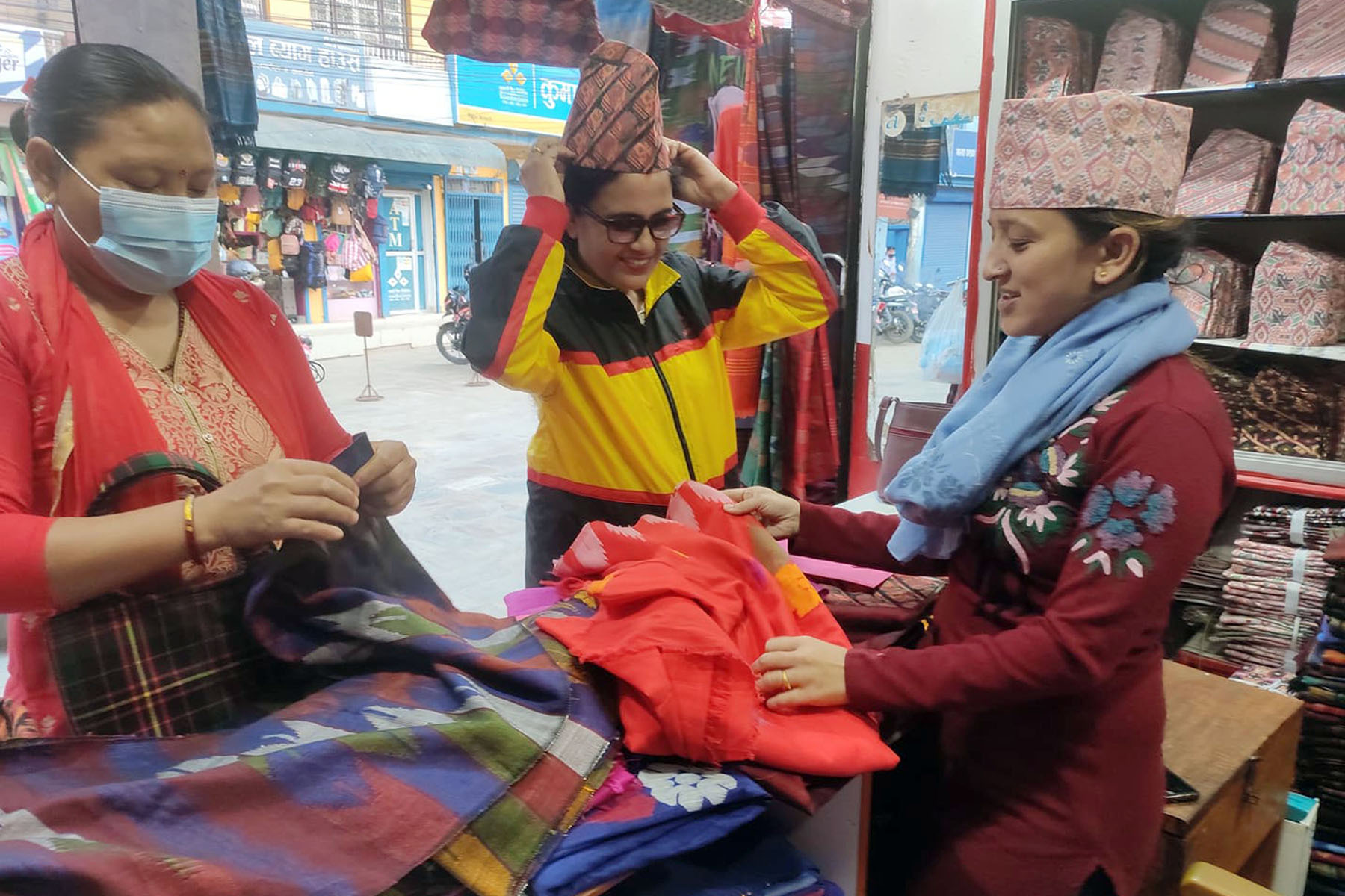 तिहारलाई ढाका कपडा खरिद गरिँदै