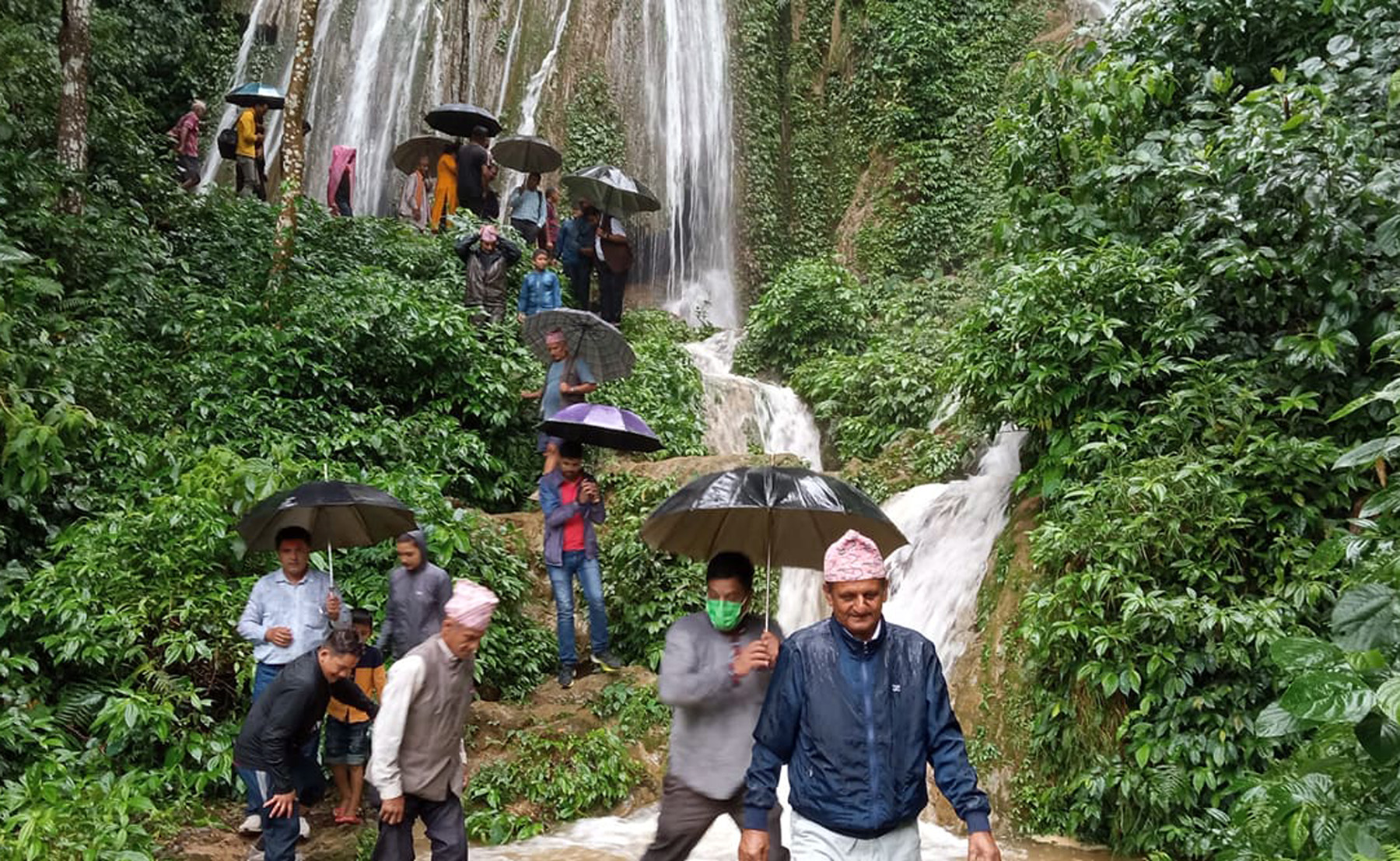 छाङ्दी झरना अवलोक गर्दै पर्यटक
