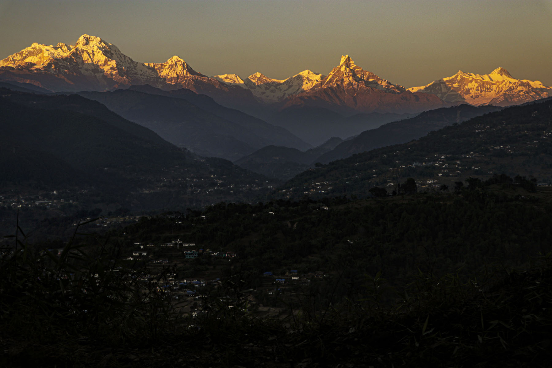 जब साँझ पर्दै जान्छ ....