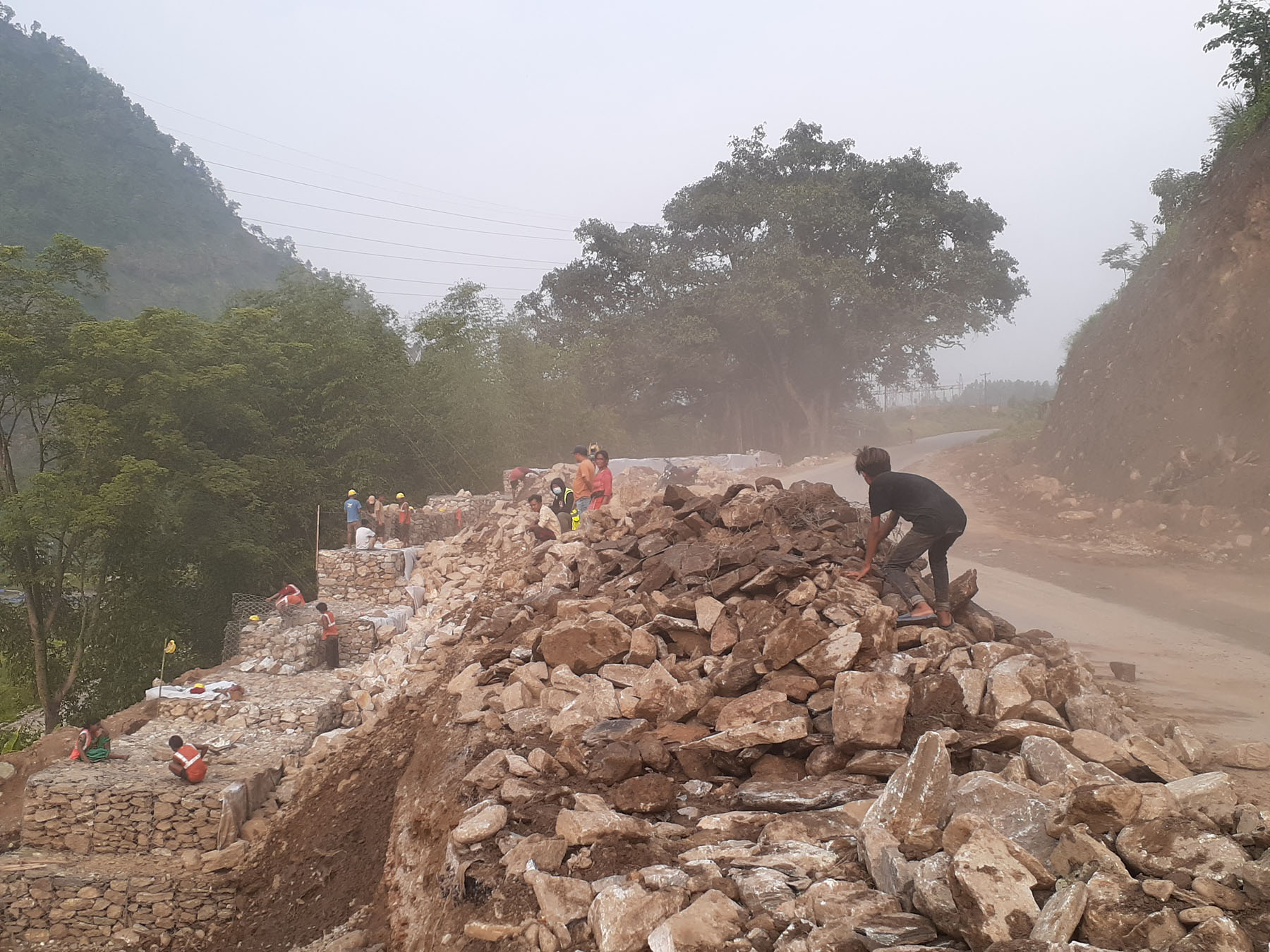 राजमार्ग चौडा बनाइँदै