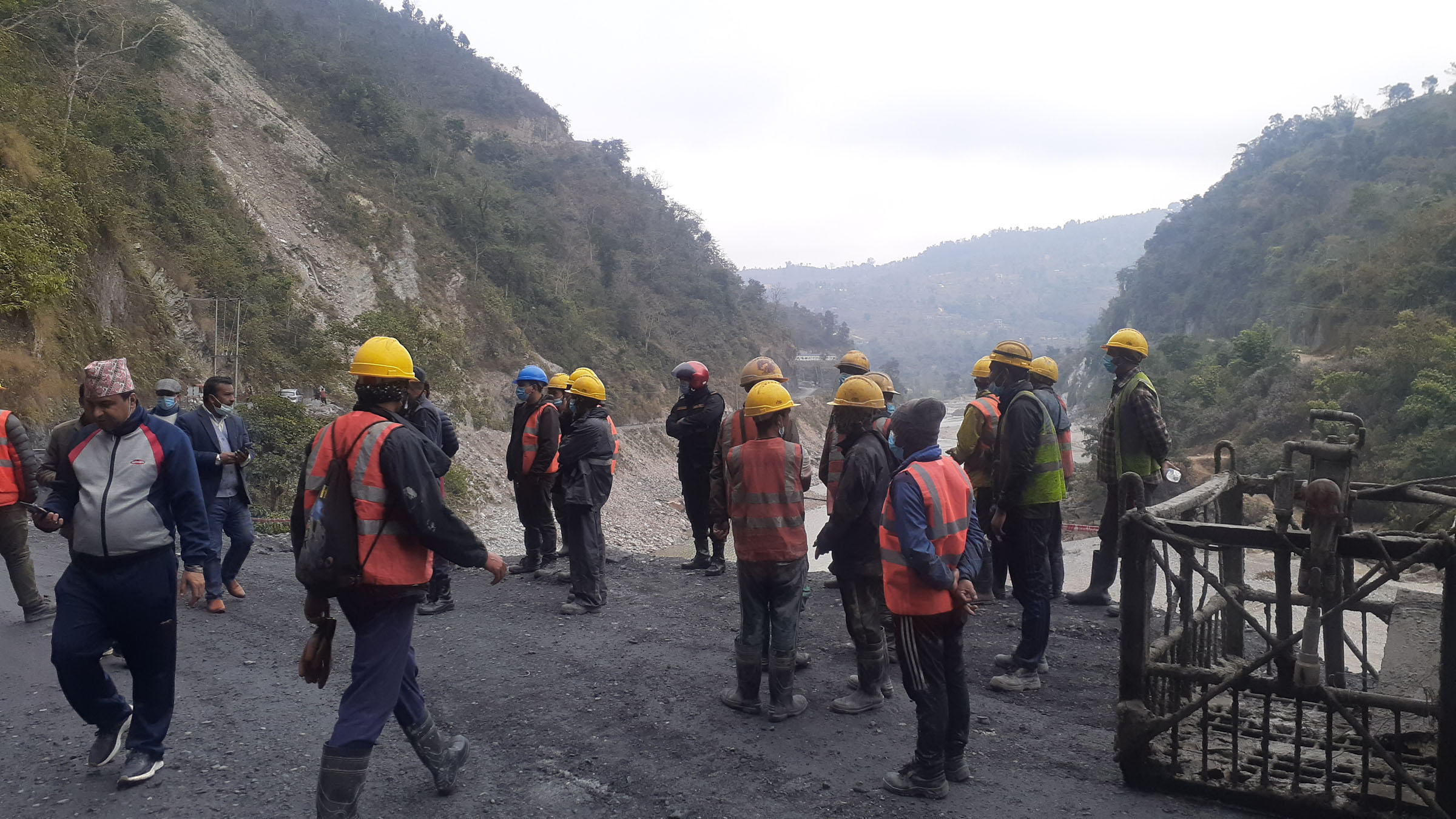 १४० मेगावट क्षमताको विद्युत् निकाल्ने कार्यमा मजदुर