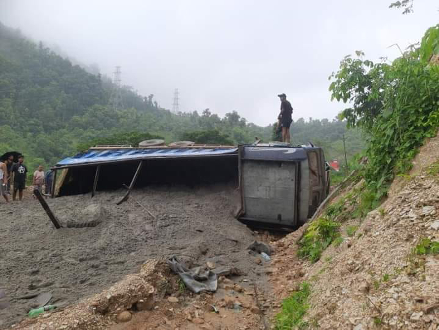 राजमार्गमा पल्टिएको ट्रक