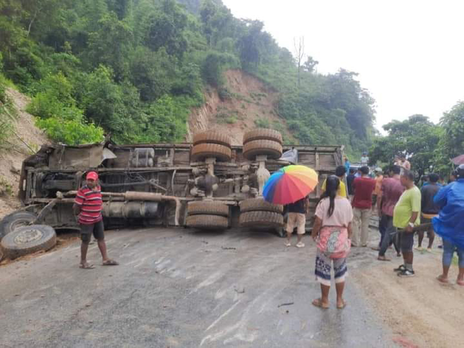 राजमार्गमा पल्टिएको ट्रक