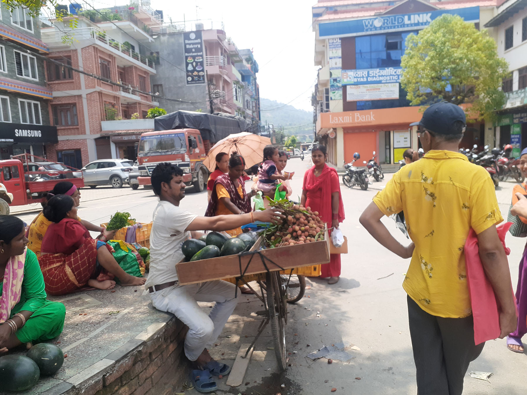 लिची बिक्री गर्दै एक व्यापारी