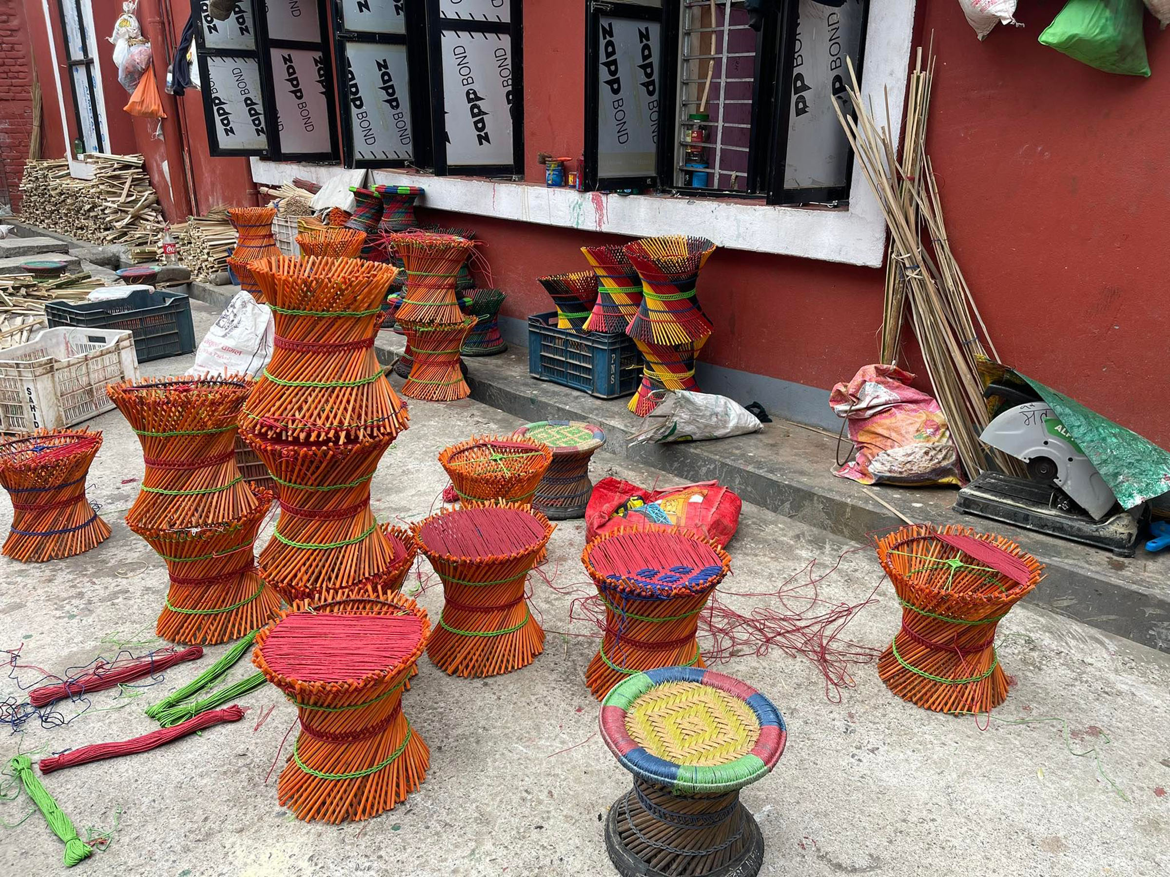 कैदीबन्दीले बुनेका मुढा