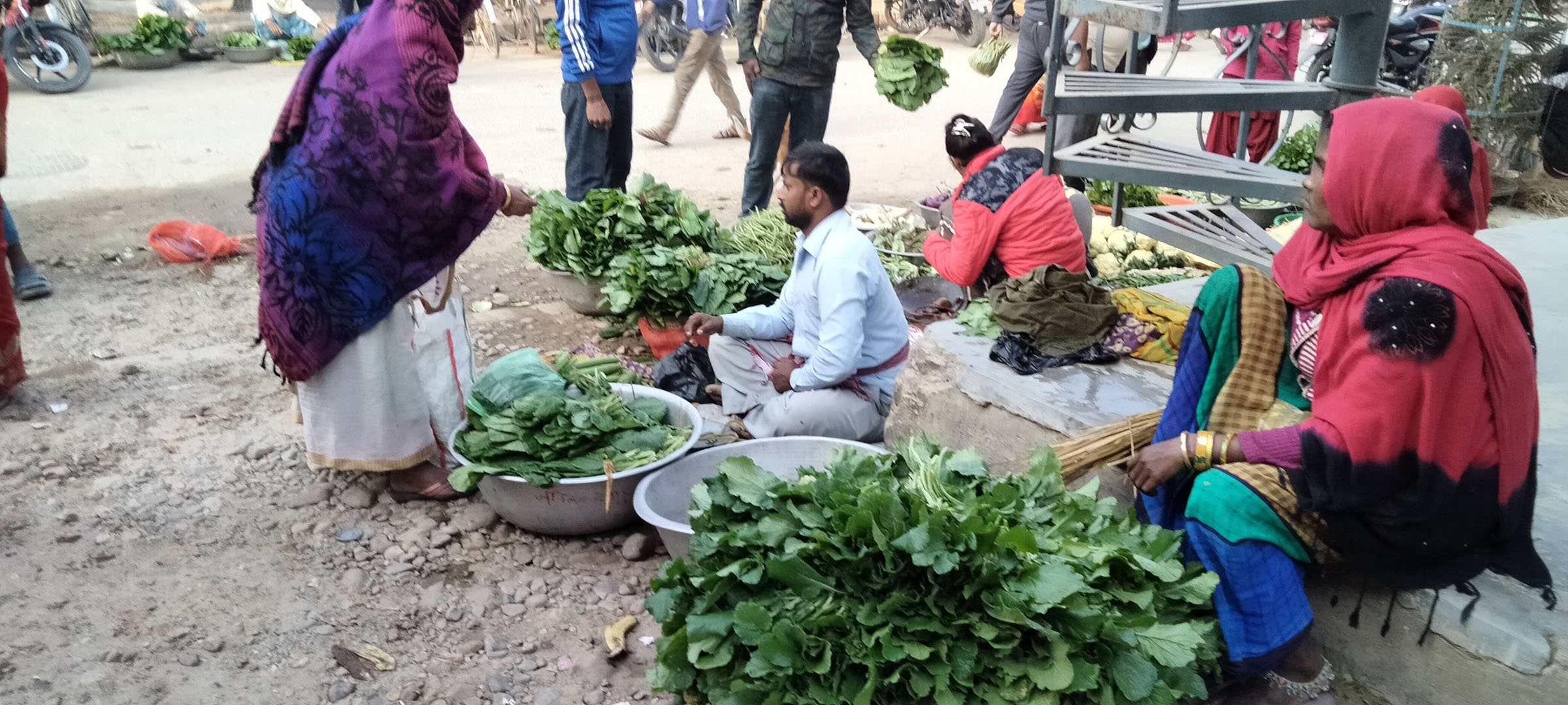 जलेश्वर बजारमा साग बेचिँदै