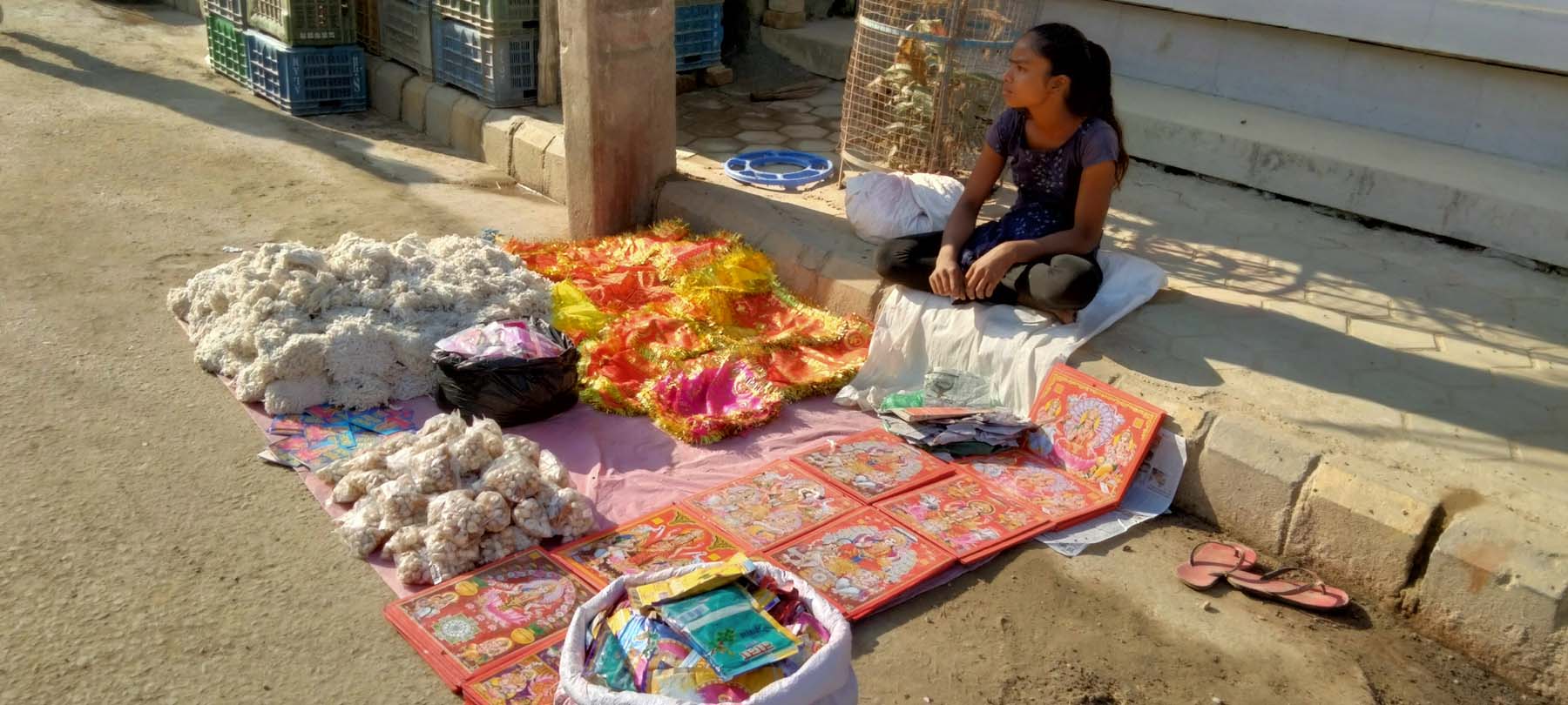 तिहारको सामग्री बेच्दै