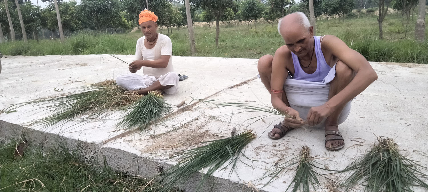 कुश सफा गर्दै पण्डितहरु