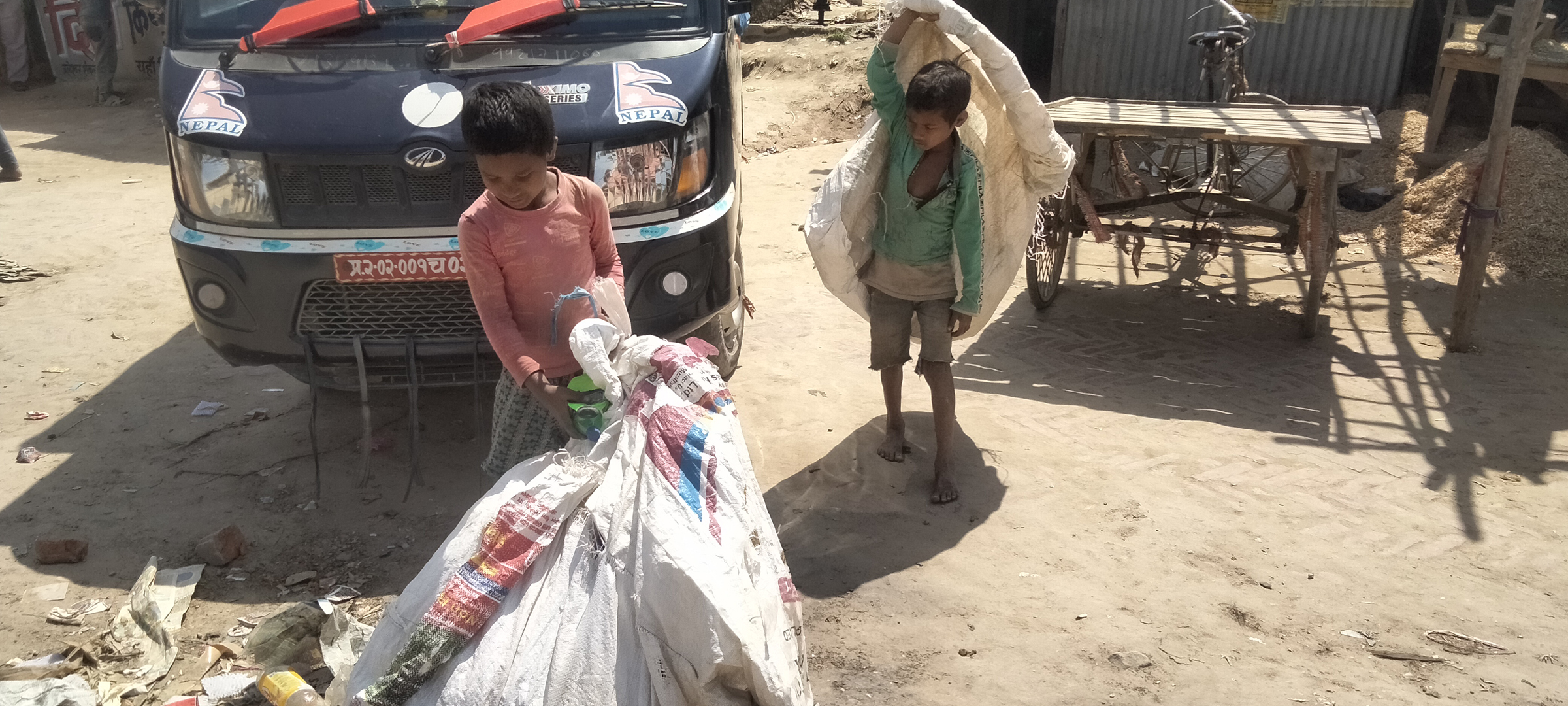 कवाडी सामग्री बटुल्न हिँडेका बालक