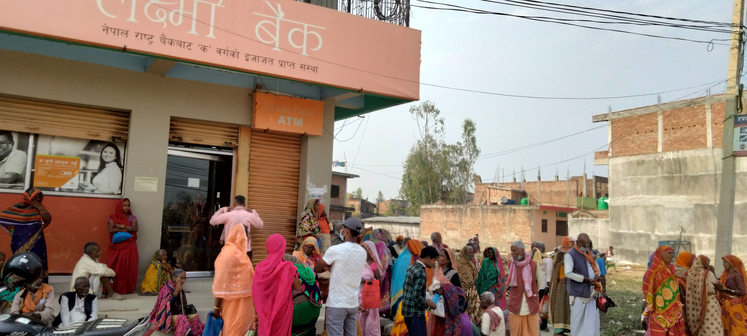 लक्ष्मी बैङ्कमा भत्ता लिन कुर्दै