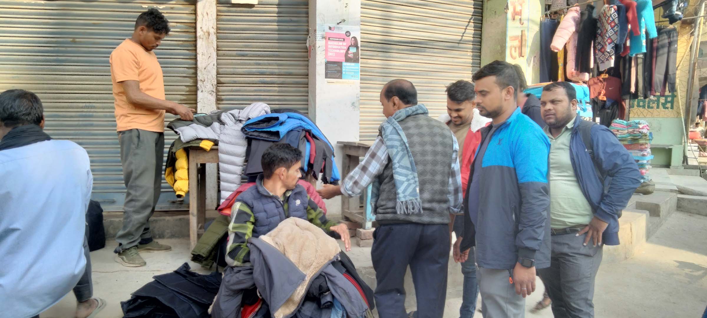 जाडोका कपडा बेच्दै व्यापारी