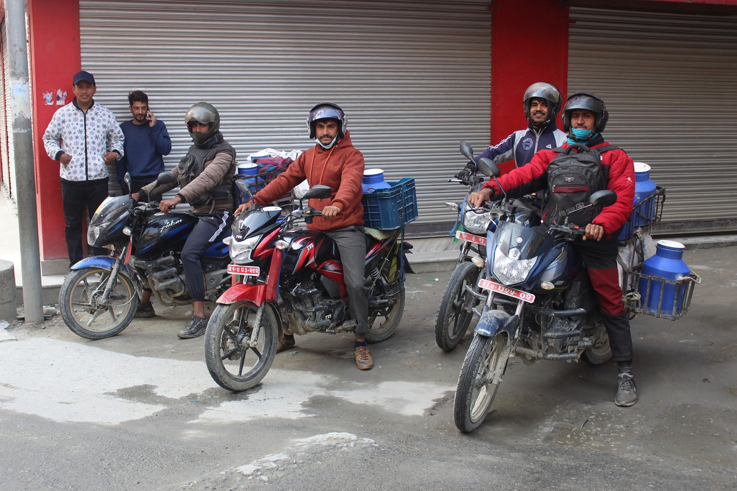 दूध बिक्री गर्न आएका अर्थुङ्गेका युवा कृषक