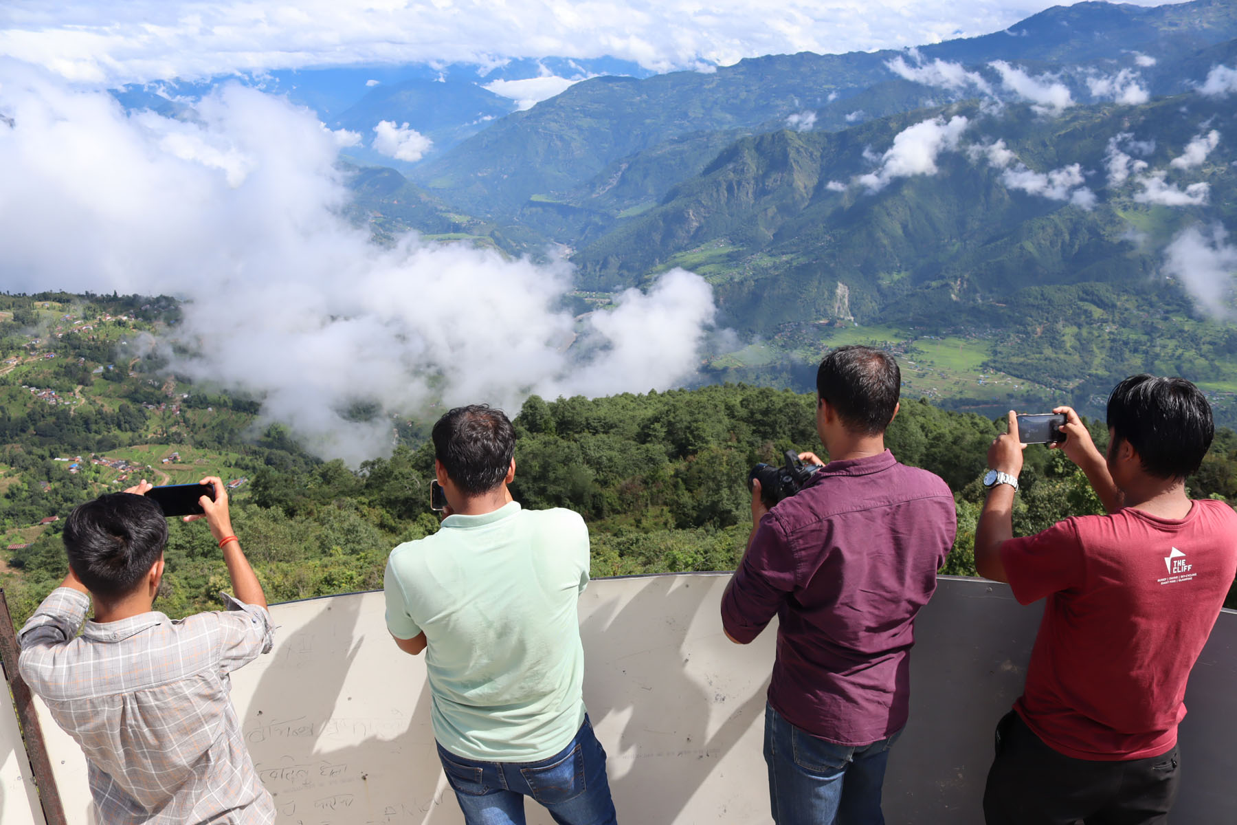 भ्यू टावरबाट मोबाइल दृश्य कैद गर्दै
