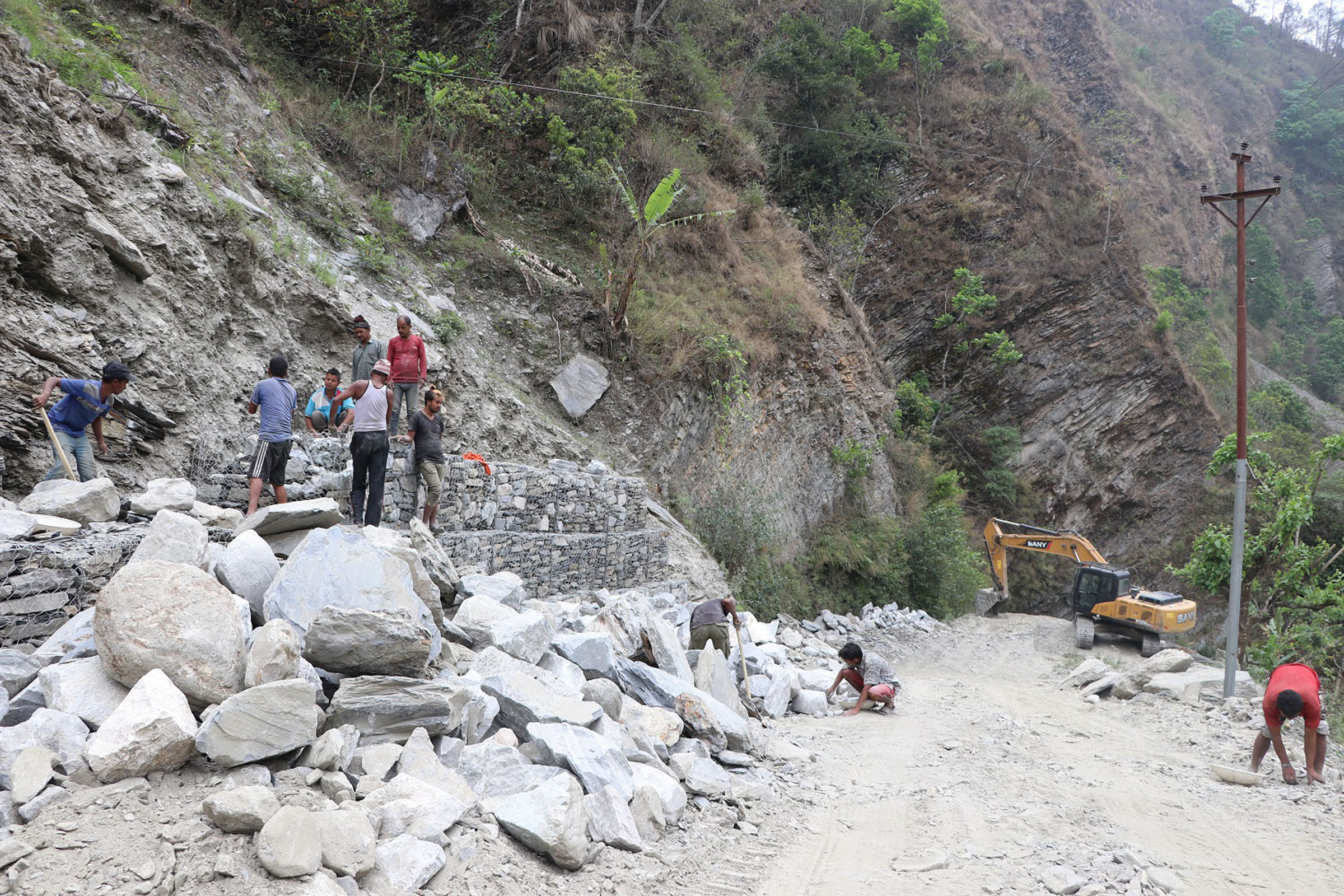 सडक निर्माण गर्दै