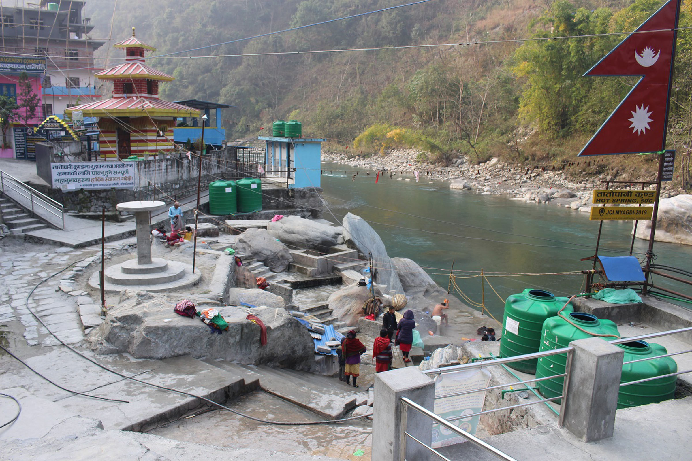 कोरोनाको तेस्रो लहर फैलिएपछि तातोपानी कुण्ड सुनसान