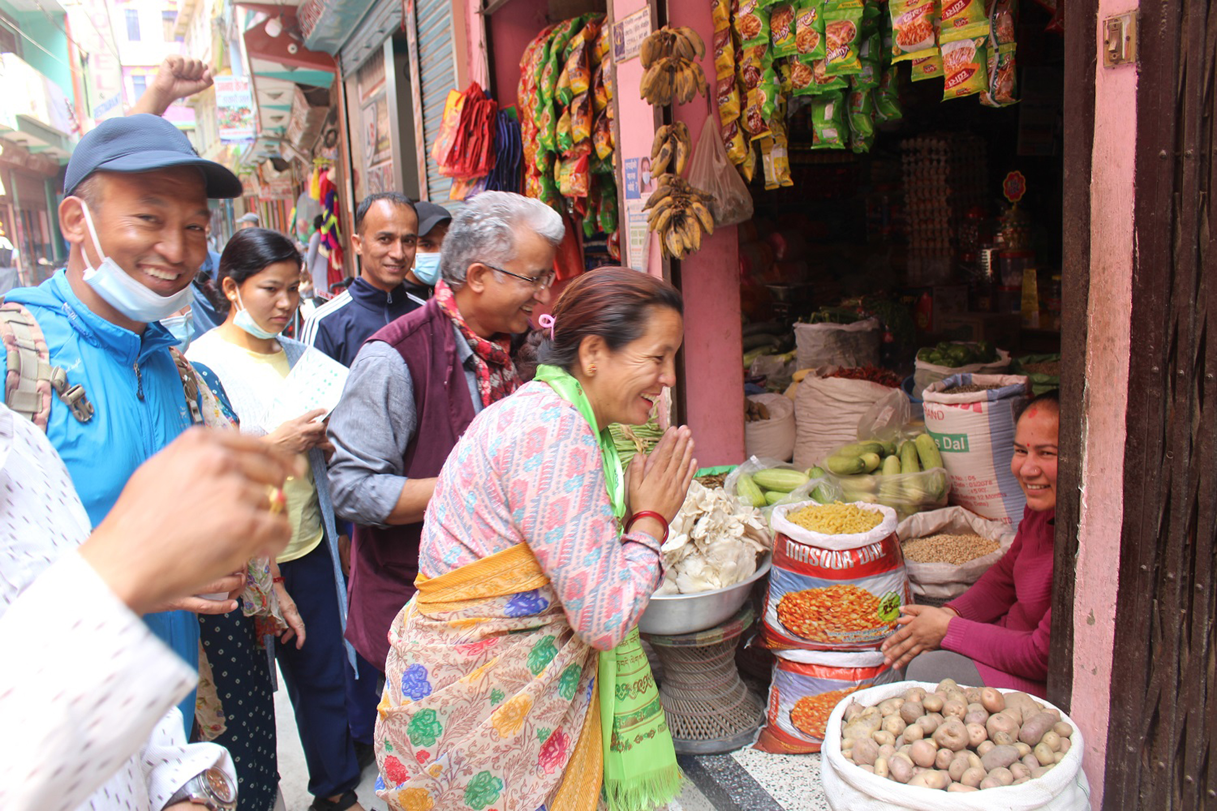 भोट माग्दै उम्मेदवार