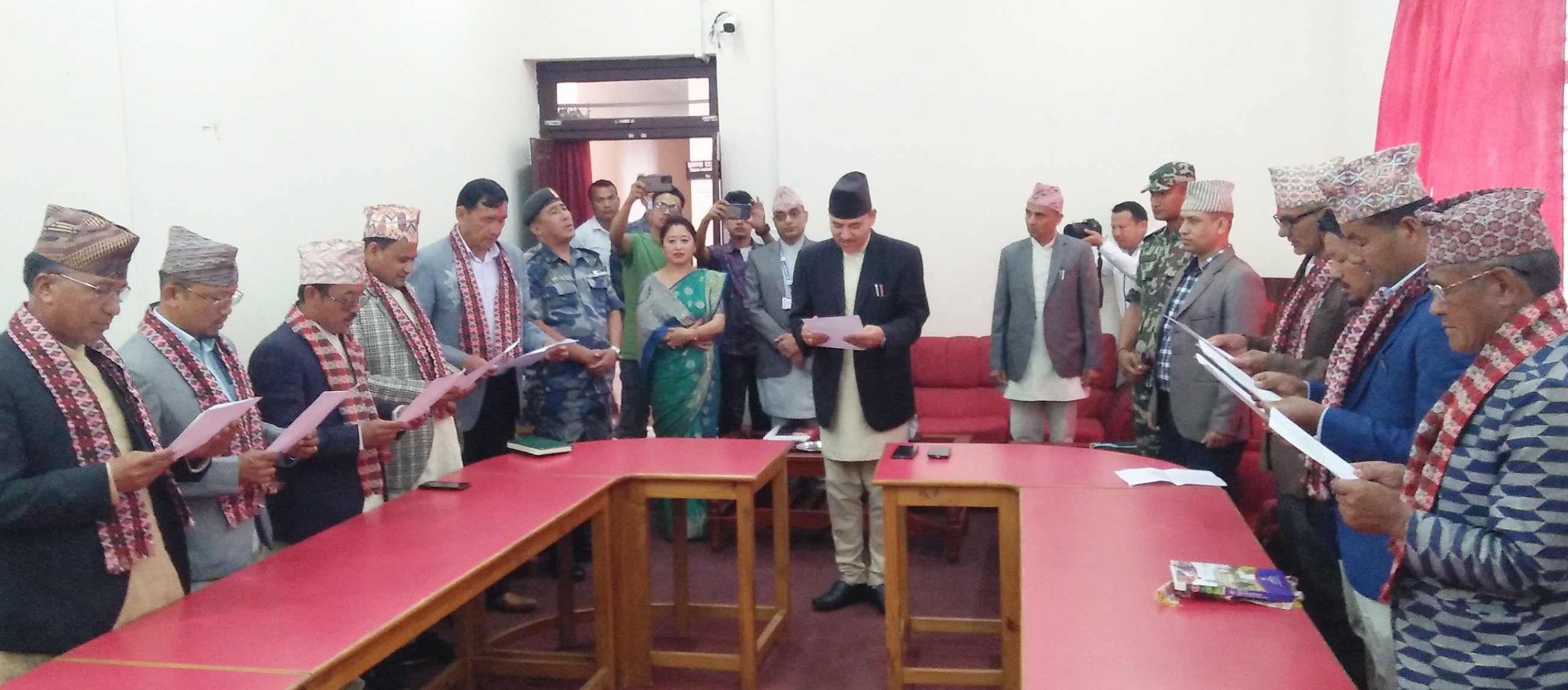 ताप्लेजुङका नवनिर्वाचित पदाधिकारीले लिए शपथग्रहण