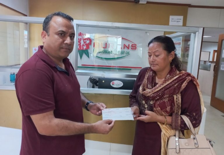 गुराँस लाइफद्धारा रु.१३ लाख मृत्यु दावी वापतको रकम भुक्तानी
