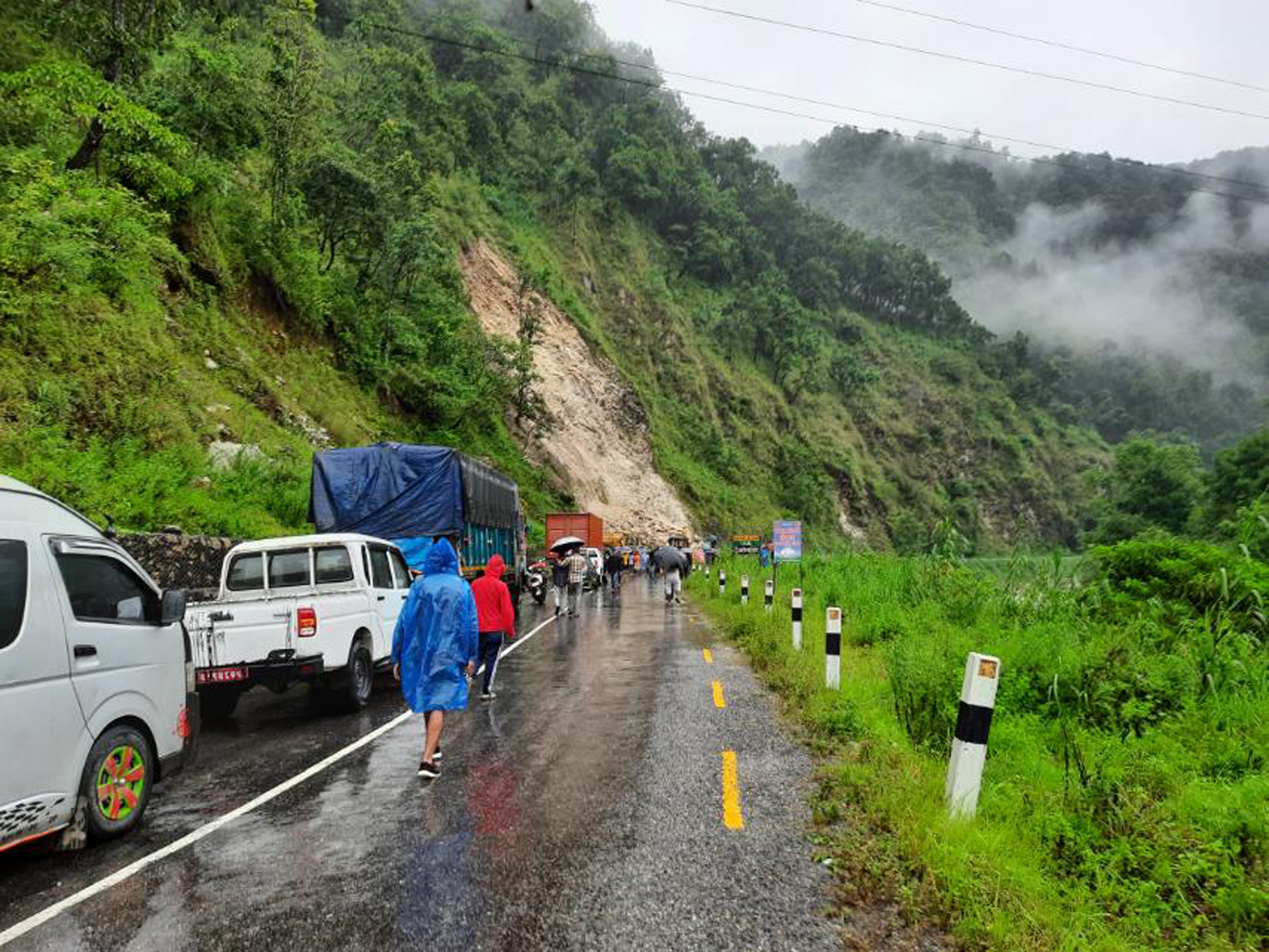 पहिरोले मध्यपहाडी लोकमार्ग अवरुद्ध